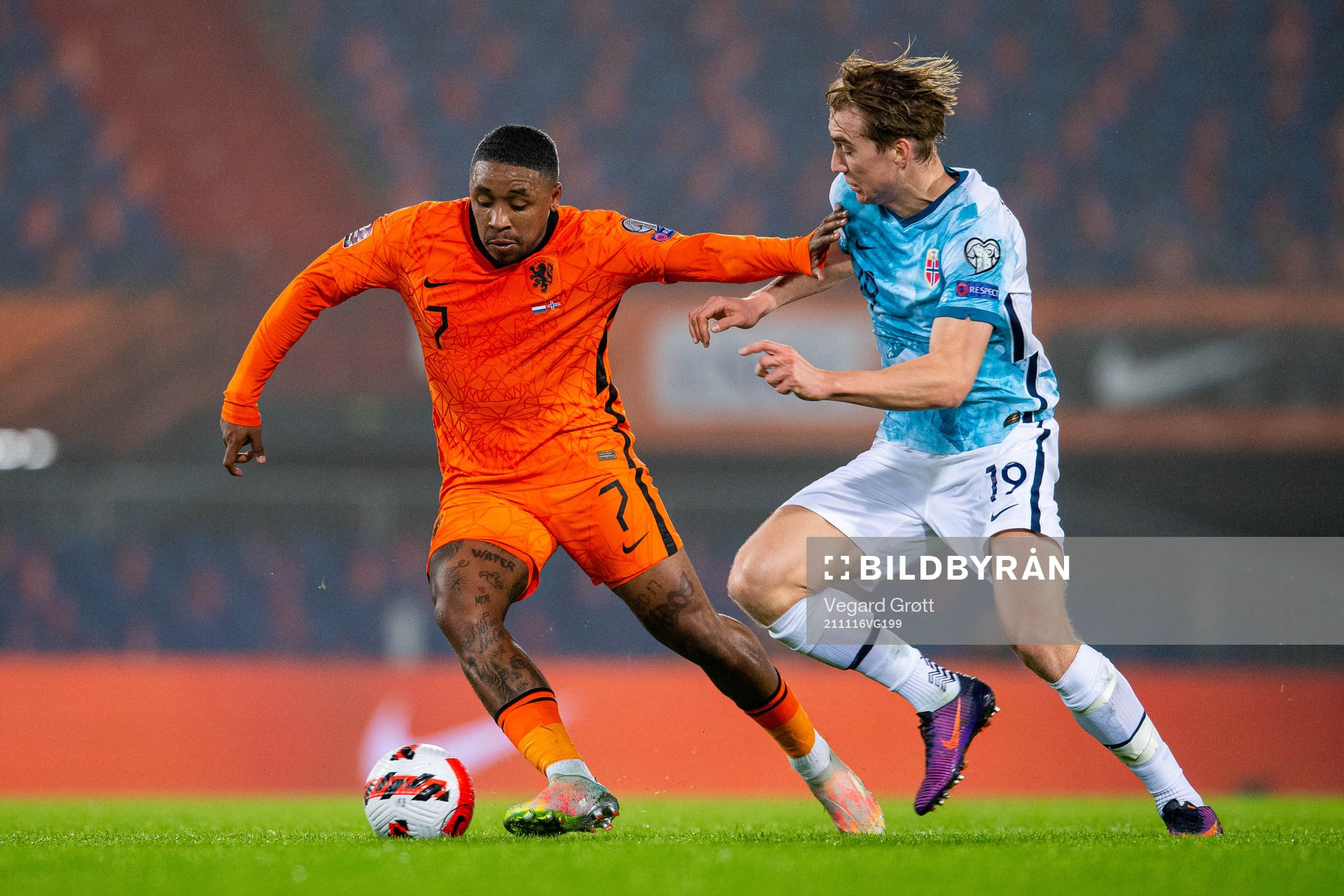 Steven Bergwijn of Netherlands and Kristian Thorstvedt of