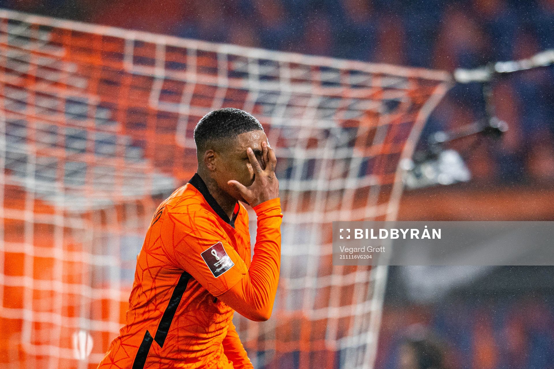 Steven Bergwijn of Netherlands celebrates