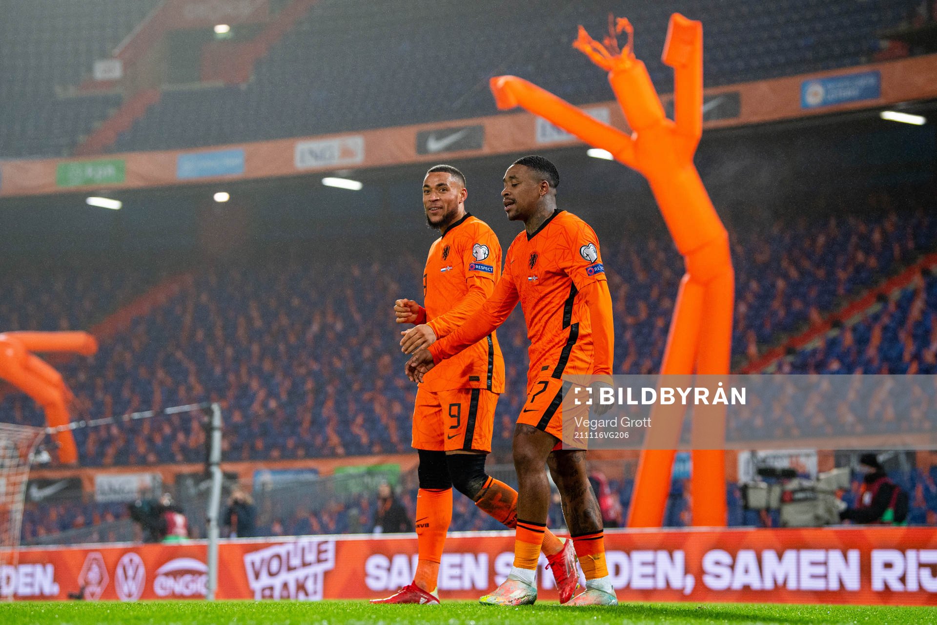 Steven Bergwijn of Netherlands celebrates with teammate