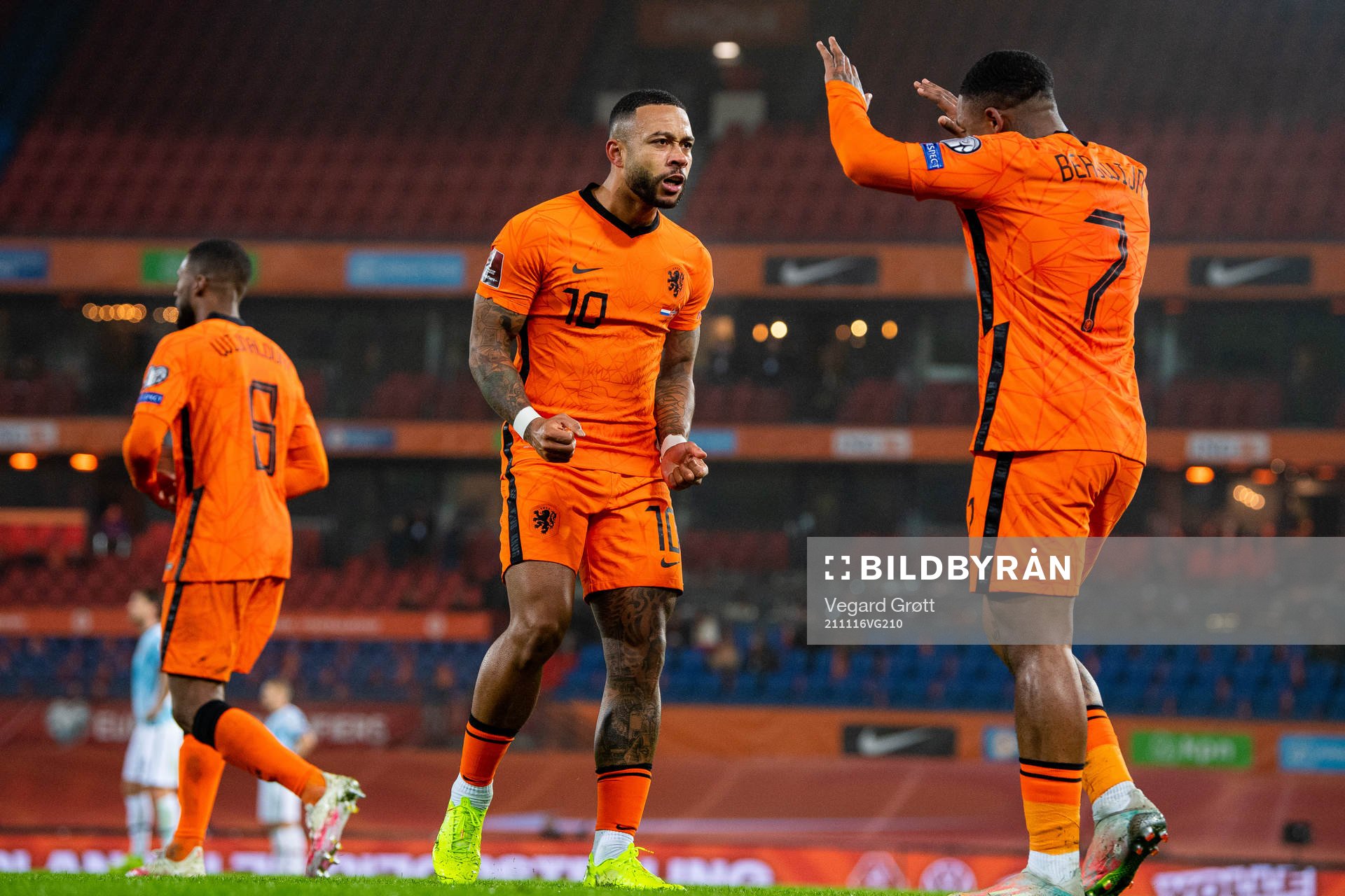 Steven Bergwijn of Netherlands celebrates with teammate