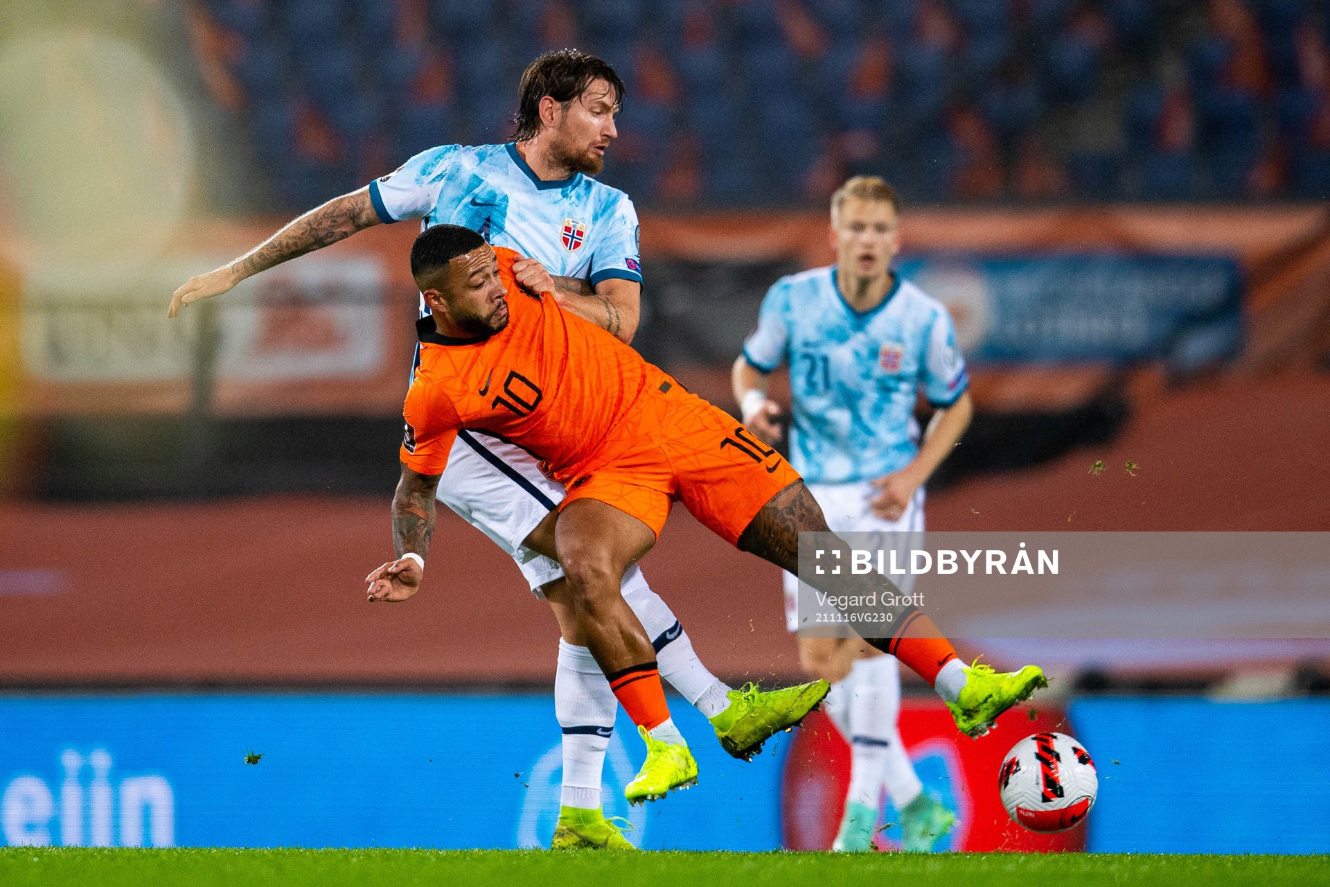 Stefan Strandberg of Norway and Memphis Depay of Netherlands