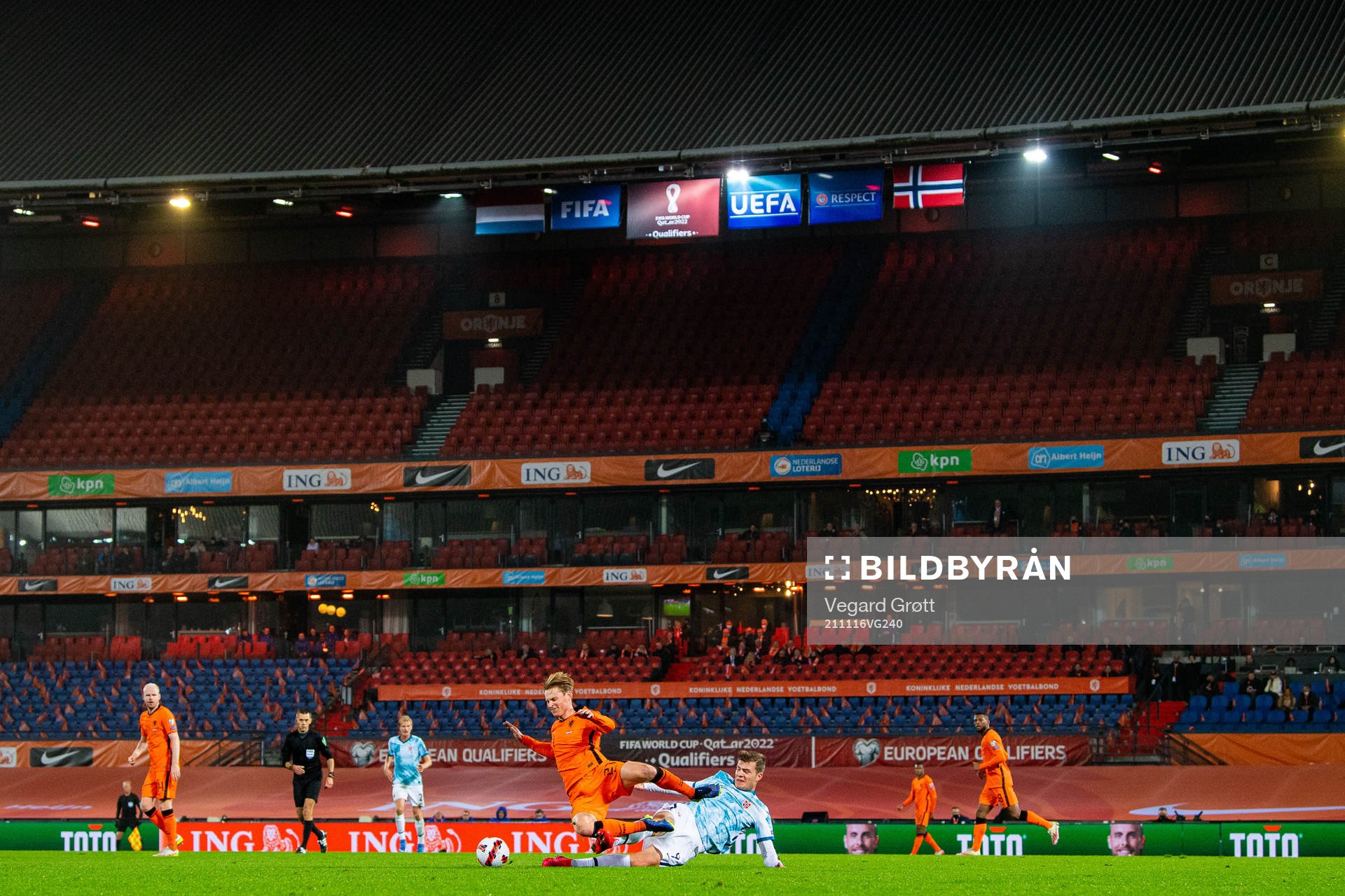 Frenkie de Jong of Netherlands and Alexander Sørloth of