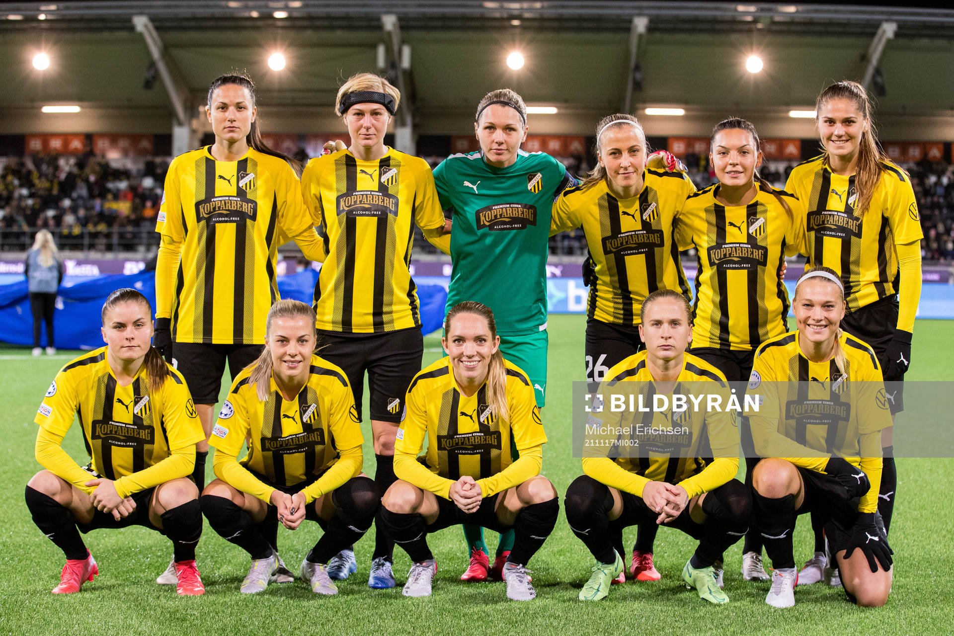 The starting eleven of Häcken pose for a team photo ahead