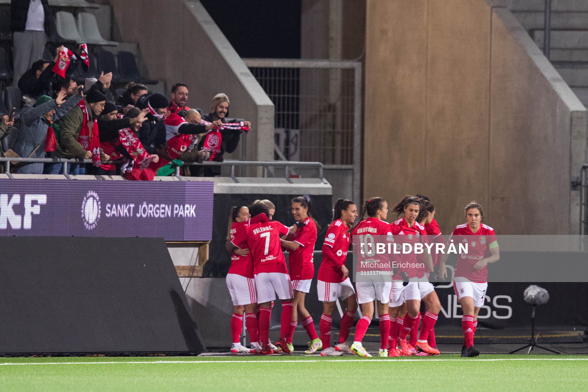 Cloe Lacasse of Benfica celebrate the 0-1 goal