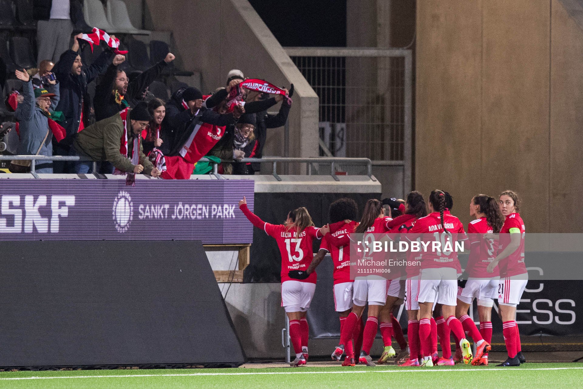Cloe Lacasse of Benfica celebrate the 0-1 goal