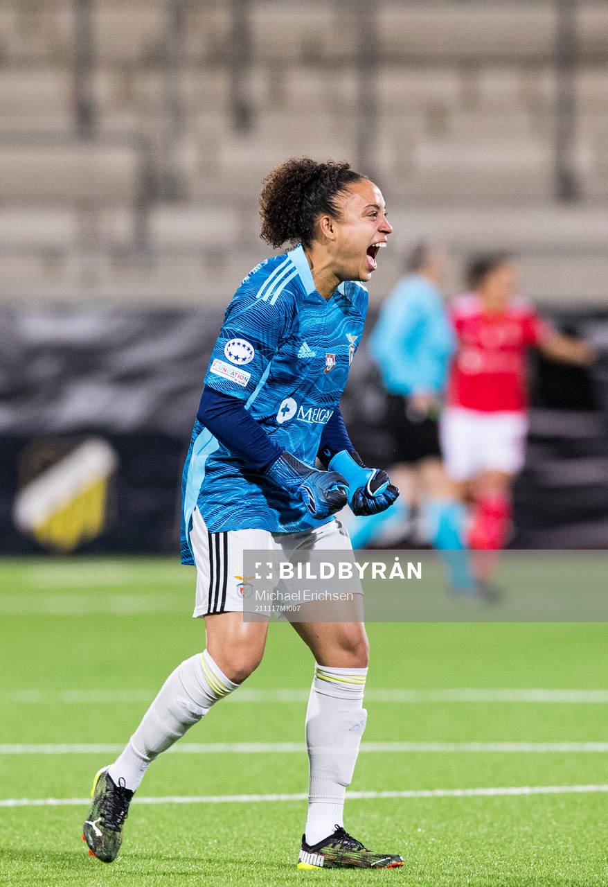 Goalkeeper Leticia of Benfica celebrates the 0-1 goal