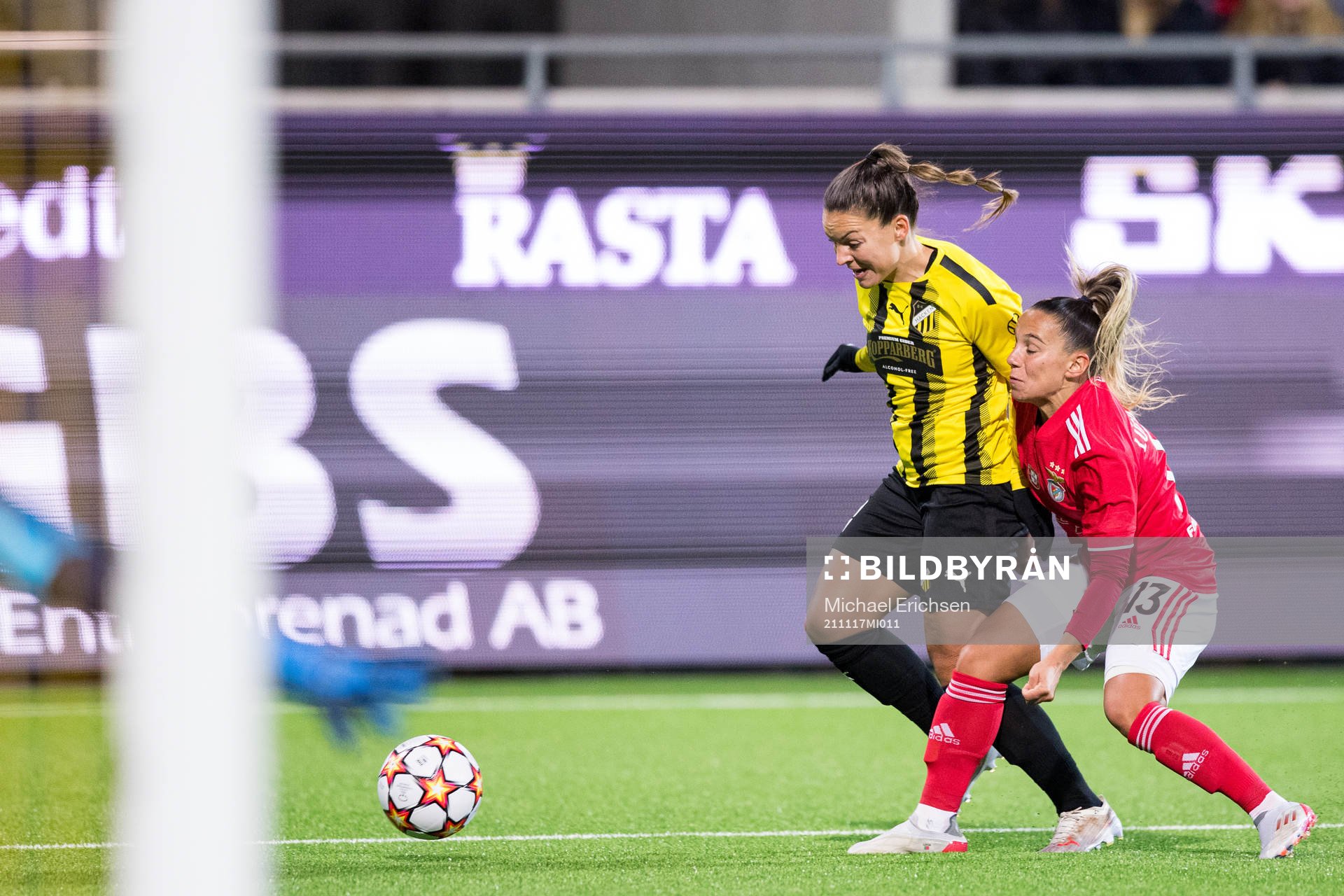 Johanna Rytting Kaneryd of Häcken and Lucia Alves of Benfica during the UEFA Women's Champions League football match between Häcken and Benfica on November 17, 2021 in Göteborg.