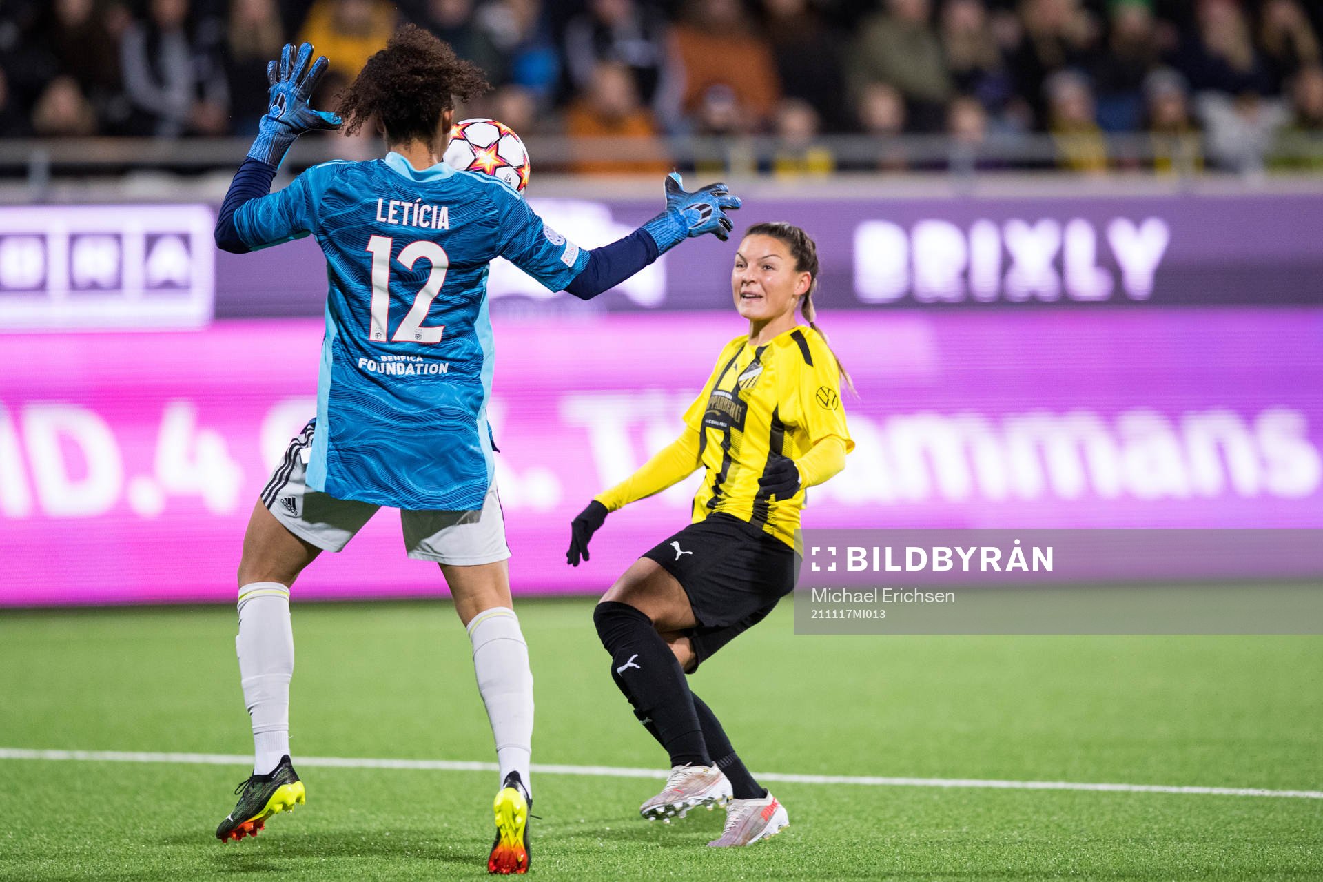 Johanna Rytting Kaneryd of Häcken and goalkeeper Leticia