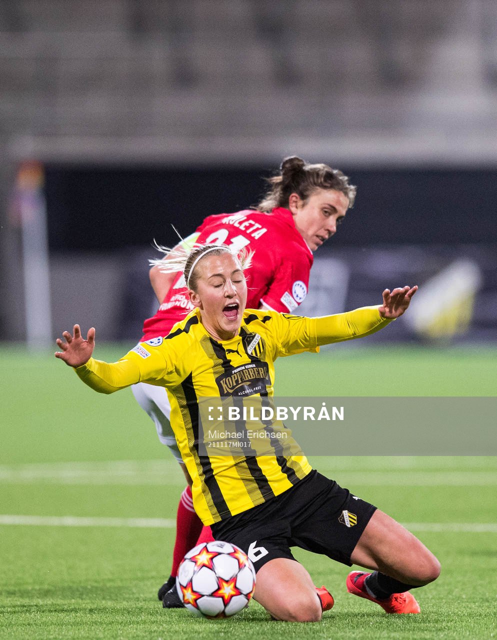 Julia Karlernäs of Häcken and Pauleta of Benfica during the UEFA Women's Champions League football match between Häcken and Benfica on November 17, 2021 in Göteborg.