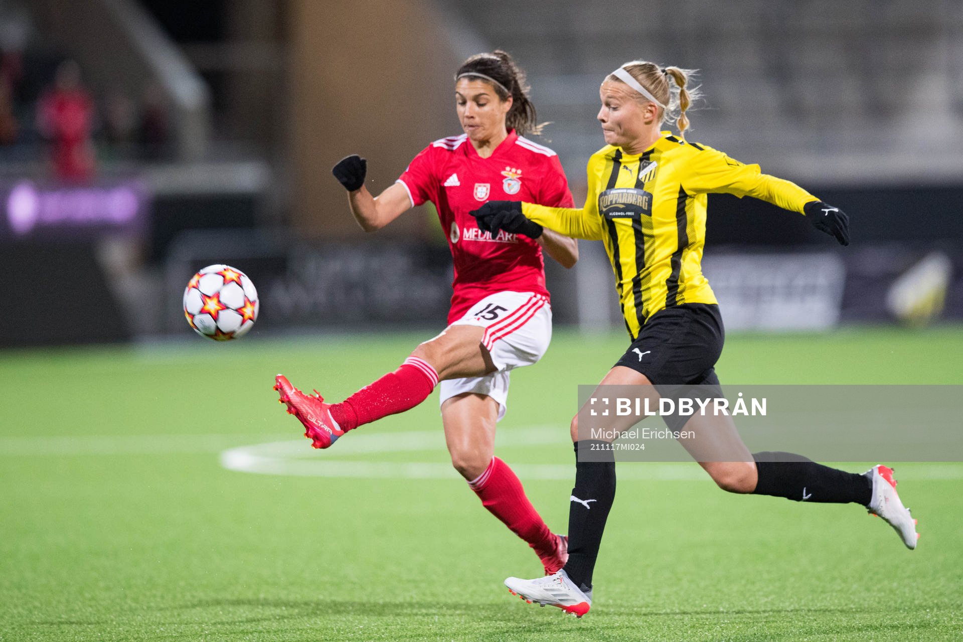 Carole Costa of Benfica and Stine Larsen of Häcken