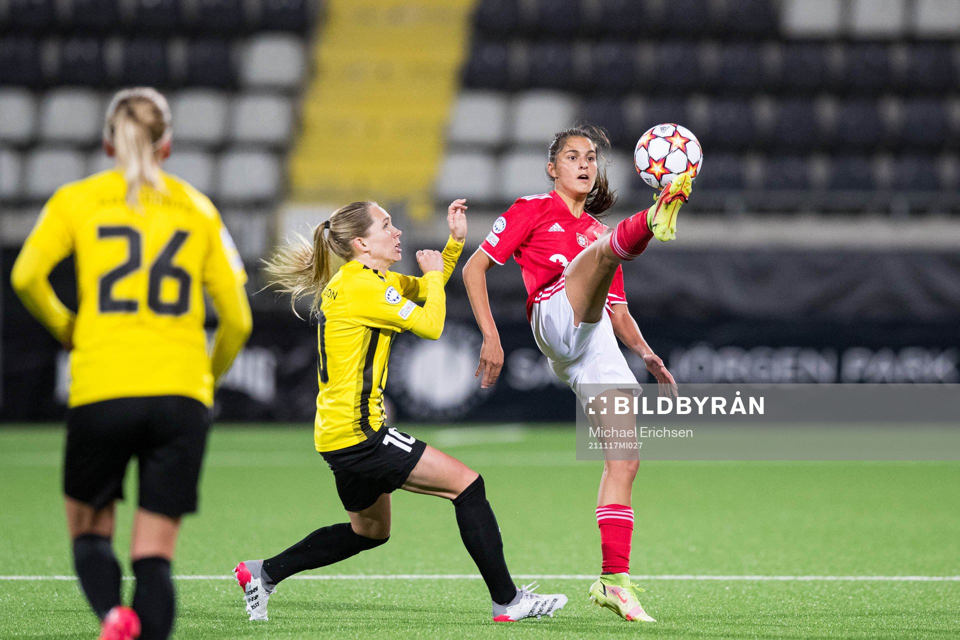 Elin Rubensson of Häcken and Francisca Nazareth of Benfica