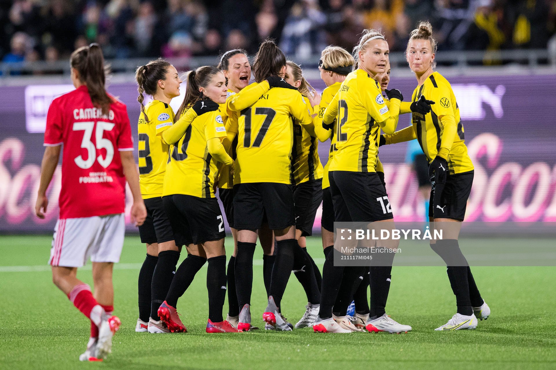 Elin Rubensson of Häcken celebrate with teammates