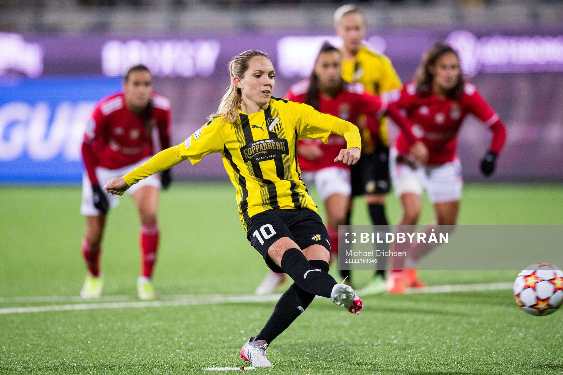 Elin Rubensson of Häcken scores the 1-1 goal