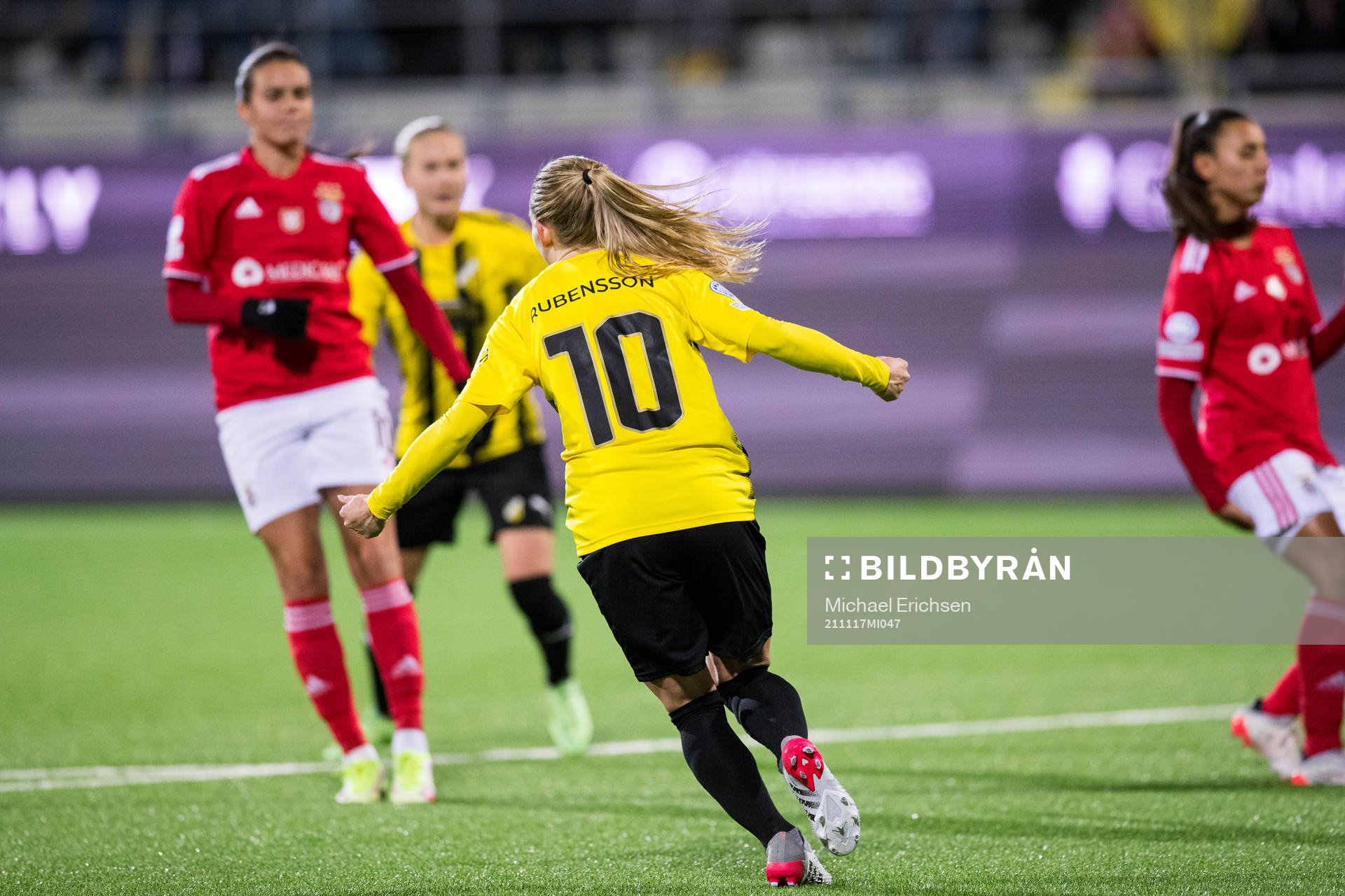 Elin Rubensson of Häcken celebrates after her 1-1 goal during the UEFA Women's Champions League football match between Häcken and Benfica on November 17, 2021 in Göteborg.