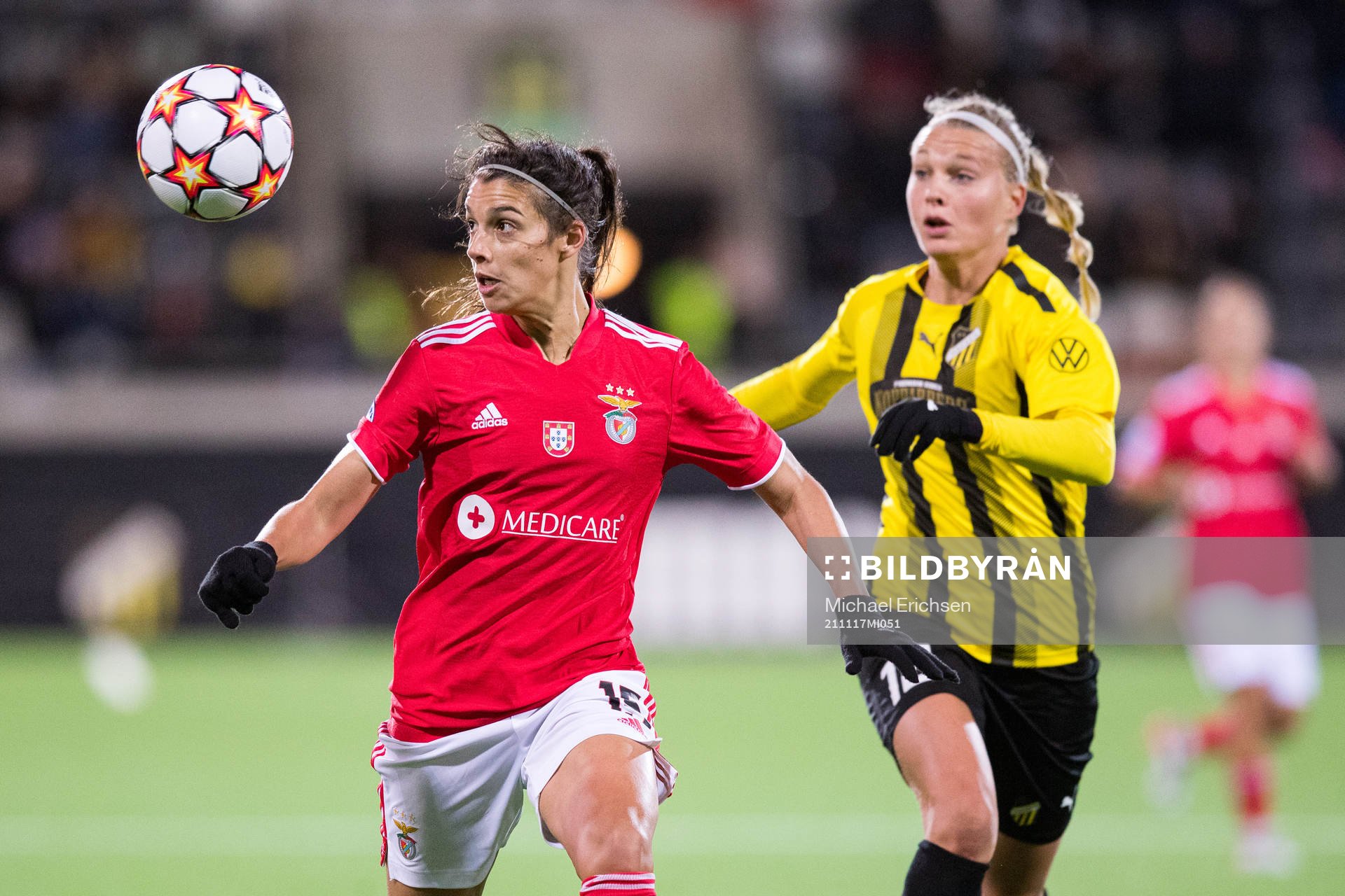 Carole Costa of Benfica and Stine Larsen of Häcken