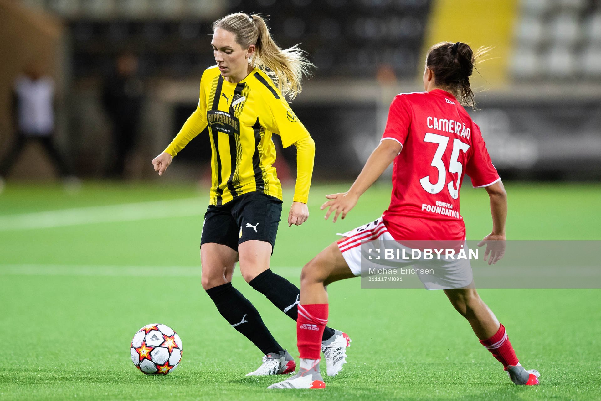 Elin Rubensson of Häcken and Beatriz Cameirao of Benfica