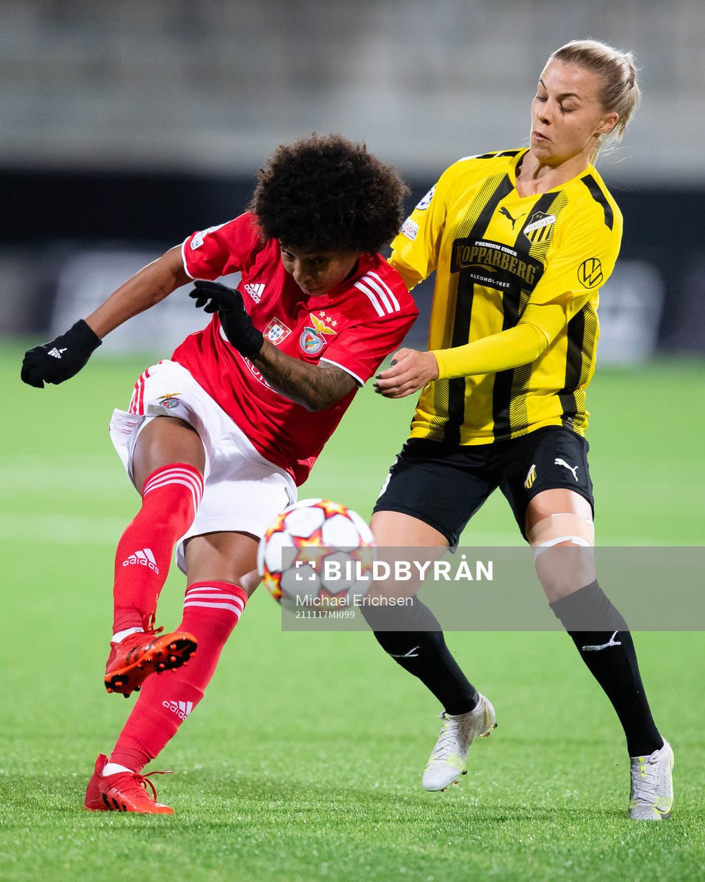 Valeria Silva of Benfica and Lotta Ökvist of Häcken during the UEFA Women's Champions League football match between Häcken and Benfica on November 17, 2021 in Göteborg.