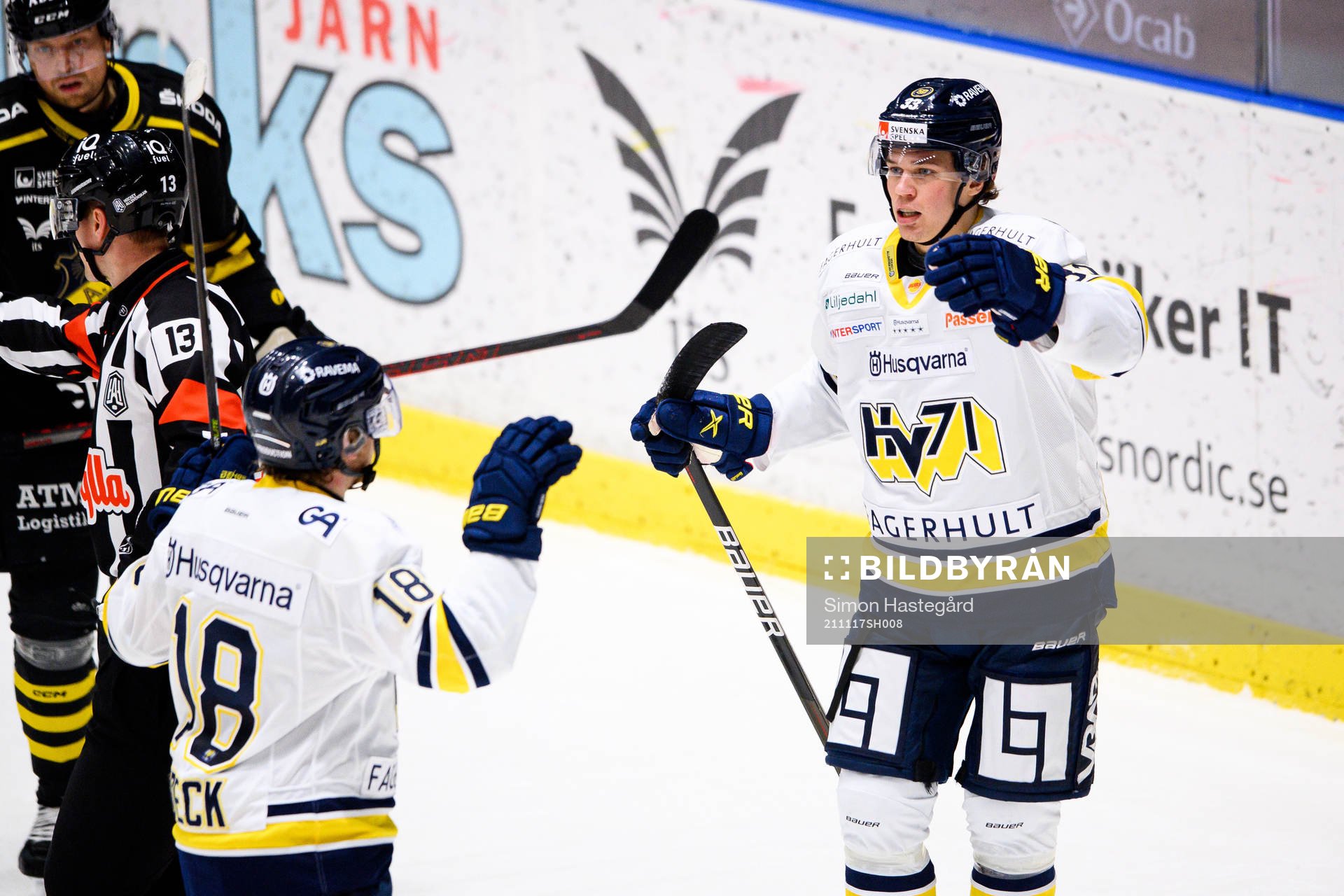 s Zion Nybeck och Måns Lindbäck jublar