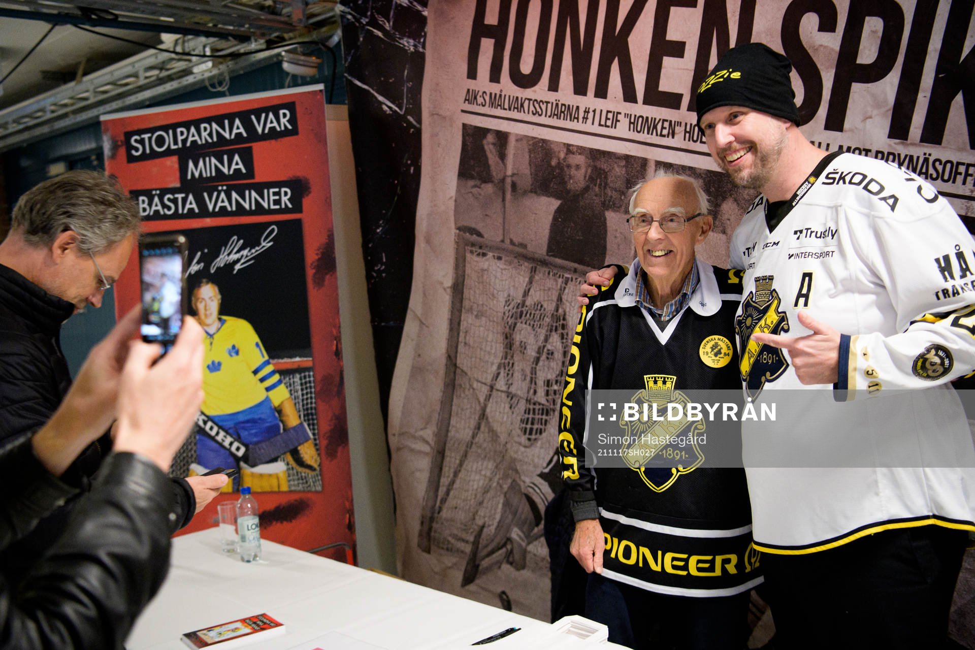Leif ”Honken” Holmqvist signerar böcker i periodpaus