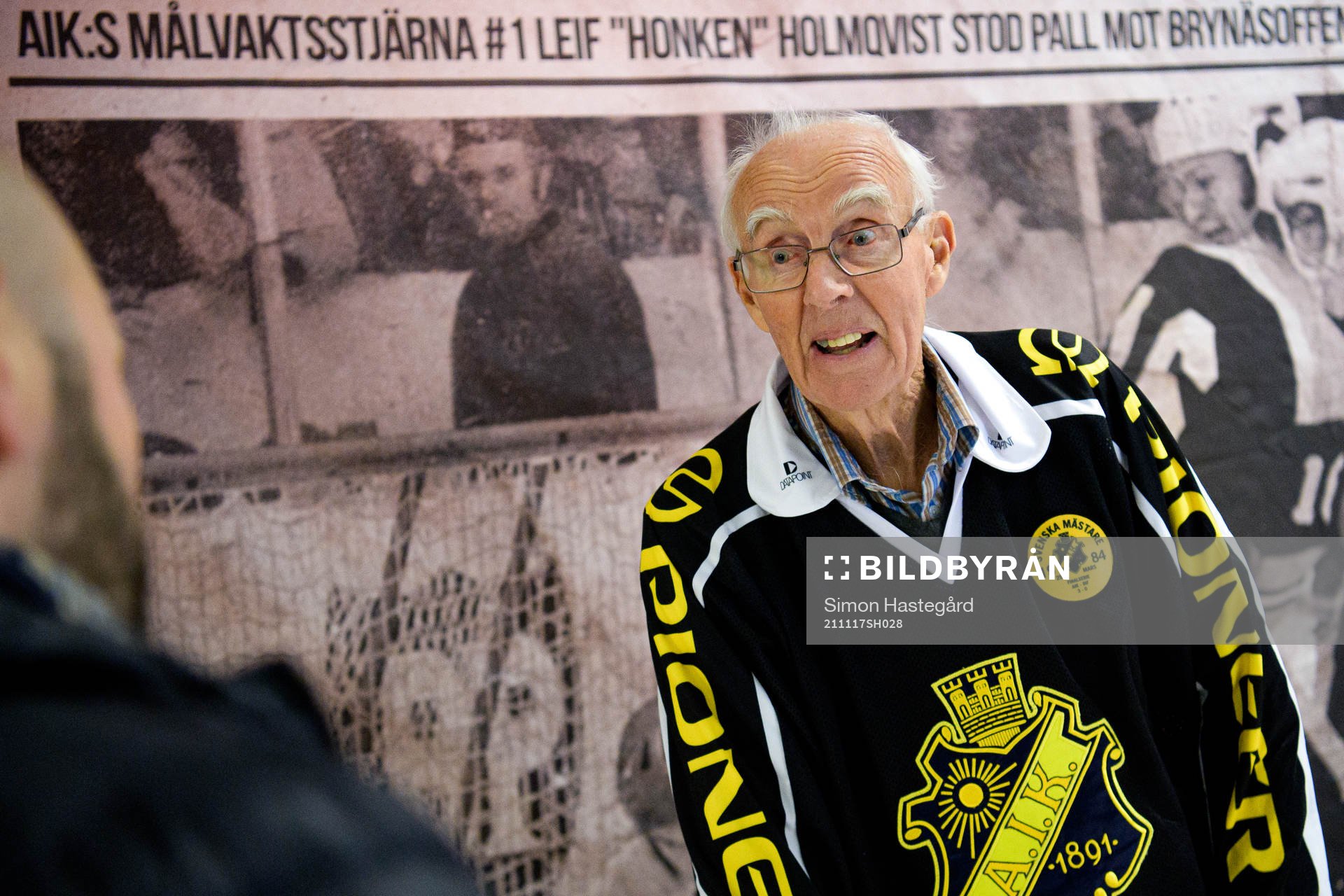 Leif ”Honken” Holmqvist signerar böcker i periodpaus