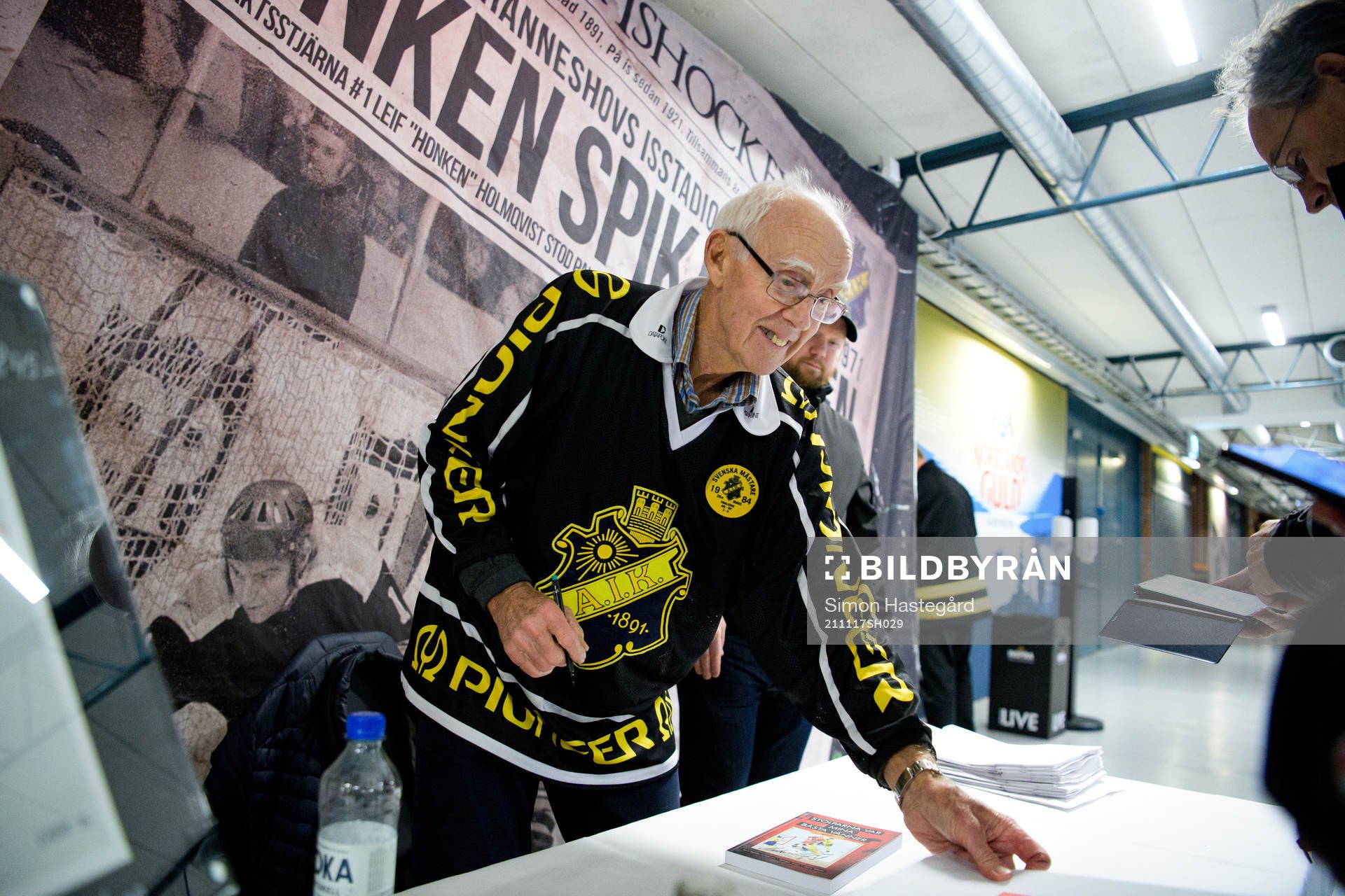 Leif ”Honken” Holmqvist signerar böcker i periodpaus