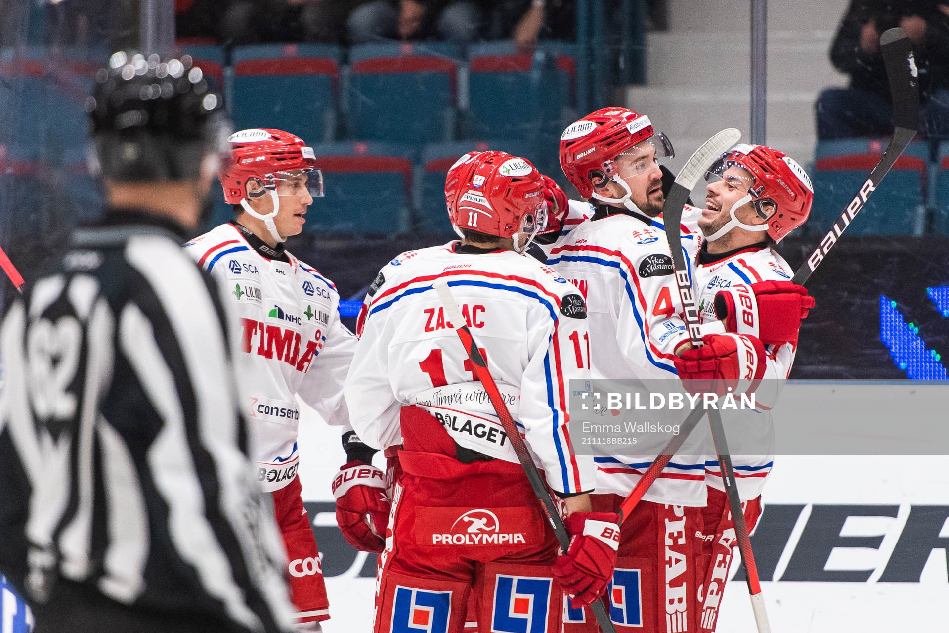 Timrås Tim Erixon jublar med lagkamrater