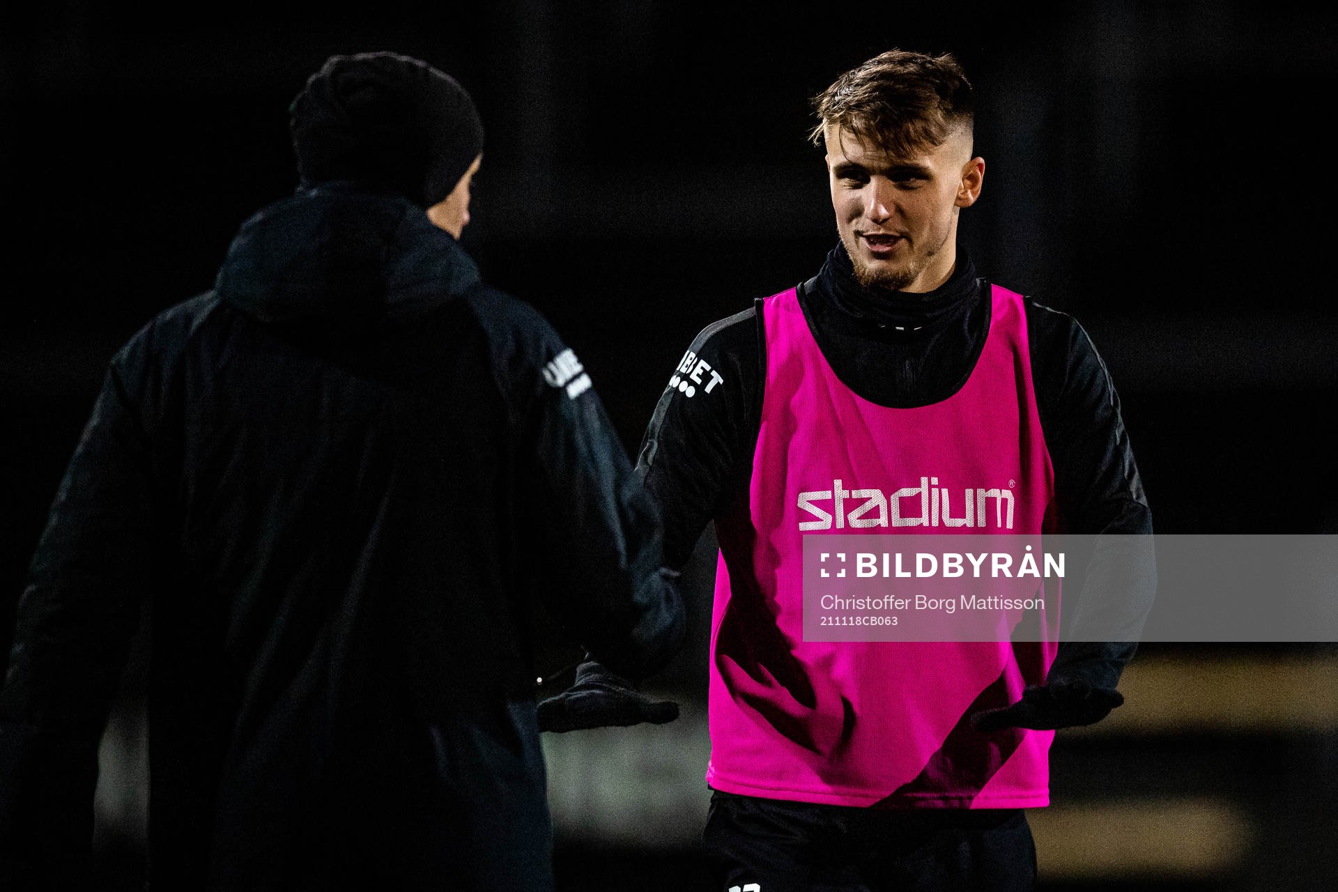 Hampus Ferhm i samtal med tränare Billy Magnusson
