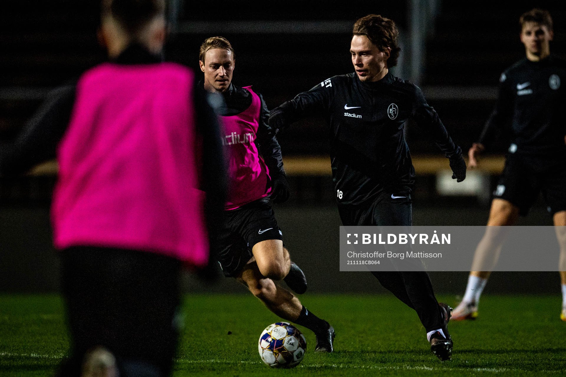 Måns Ekvall och Filip Ottosson under en träning med Landskrona den 18 november 2021 i Landskrona. 