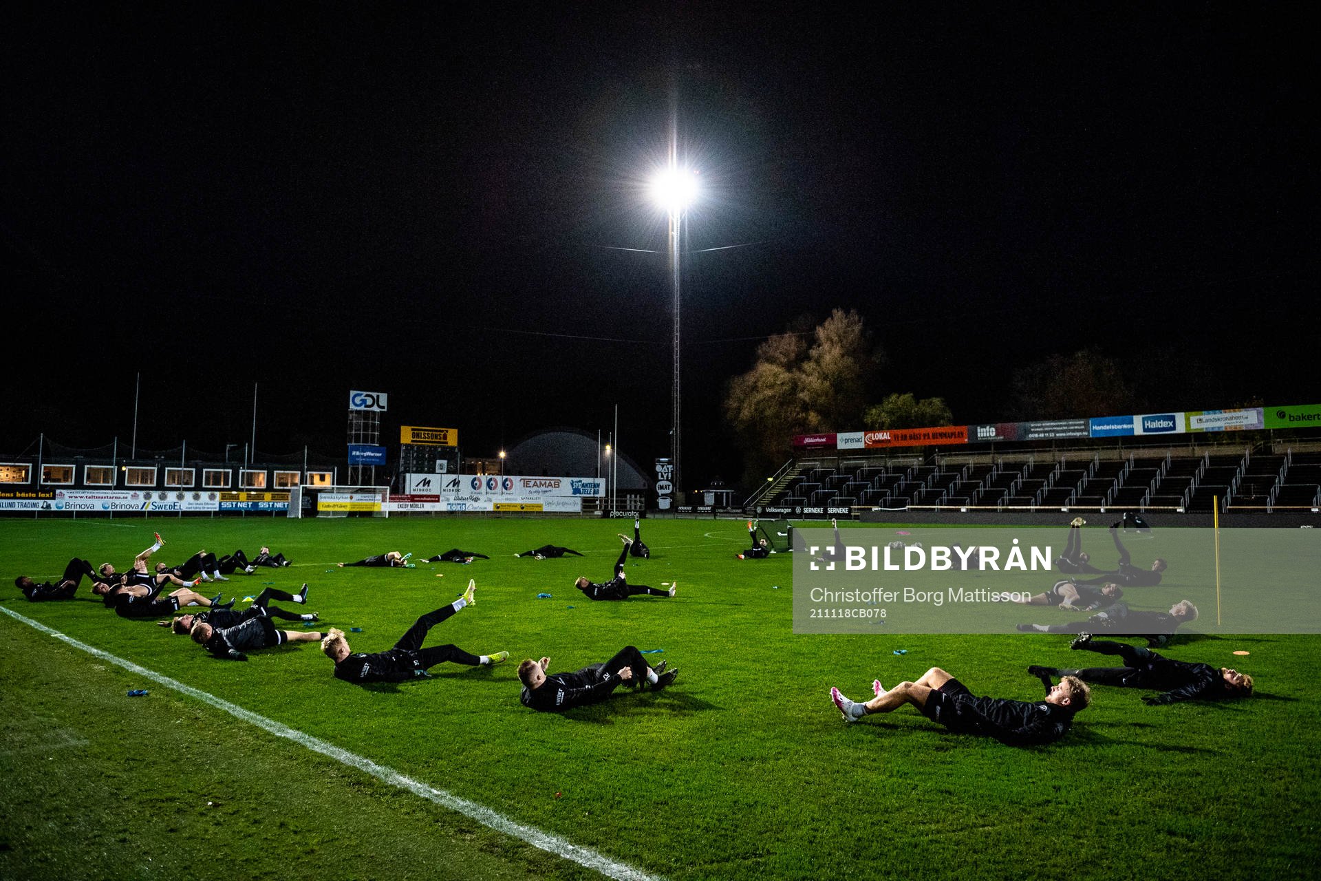 Spelarna stretchar under en träning med Landskrona den 18 november 2021 i Landskrona. 