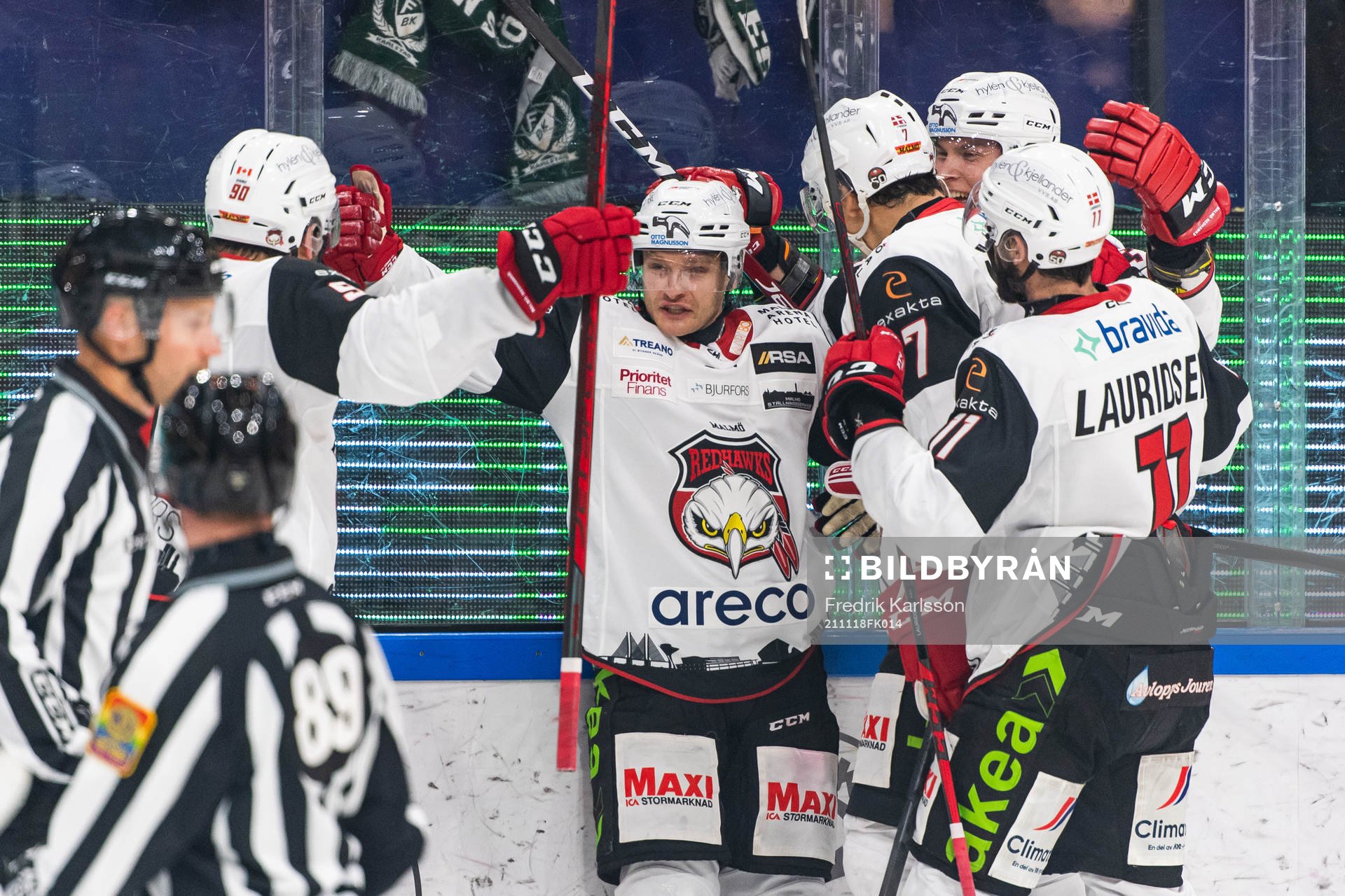 Malmö Redhawks Johan Olofsson jublar med lagkamrater