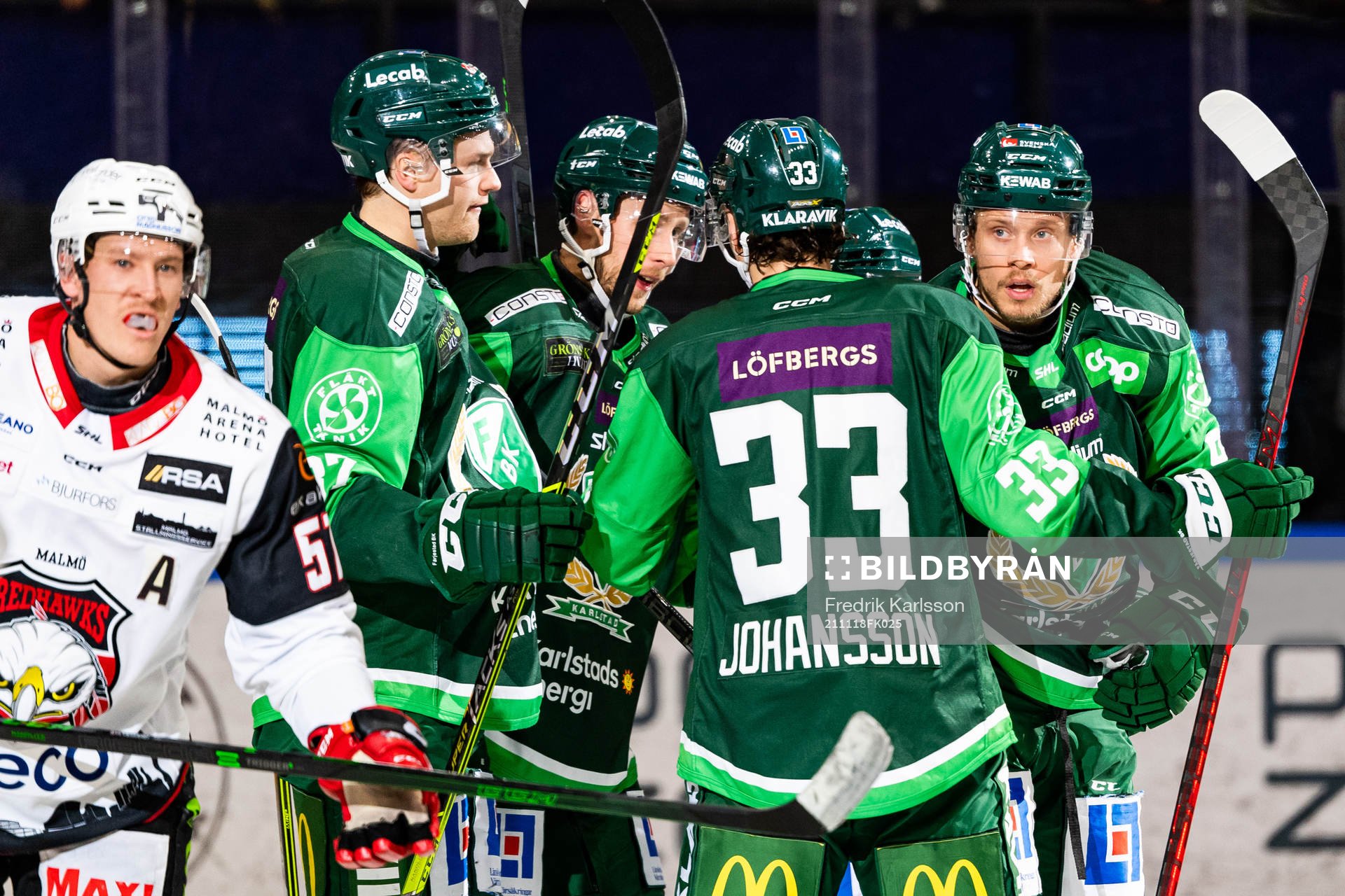 Färjestads Jacob de la Rose jublar med lagkamrater