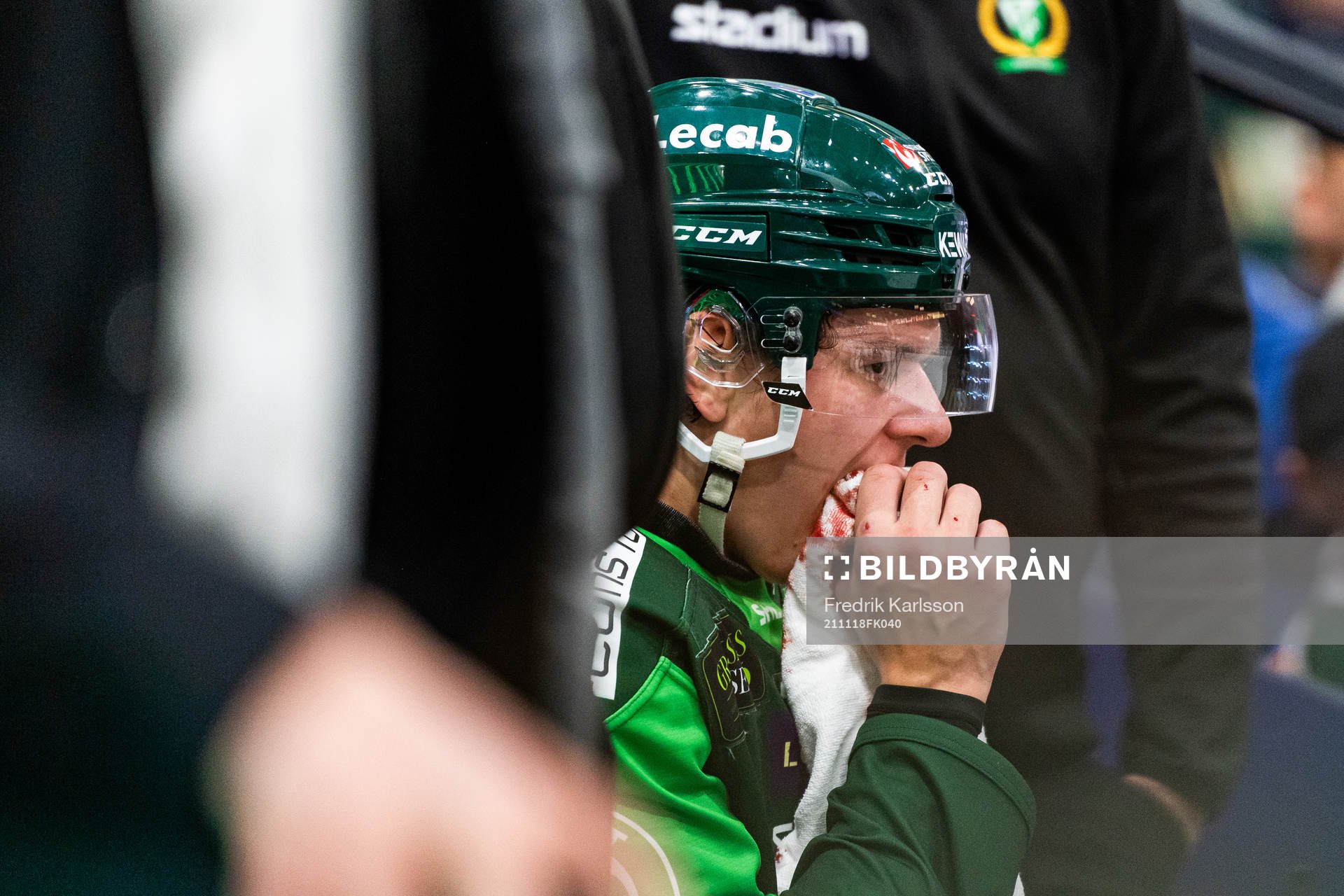 Färjestads Albert Johansson blöder från munnen