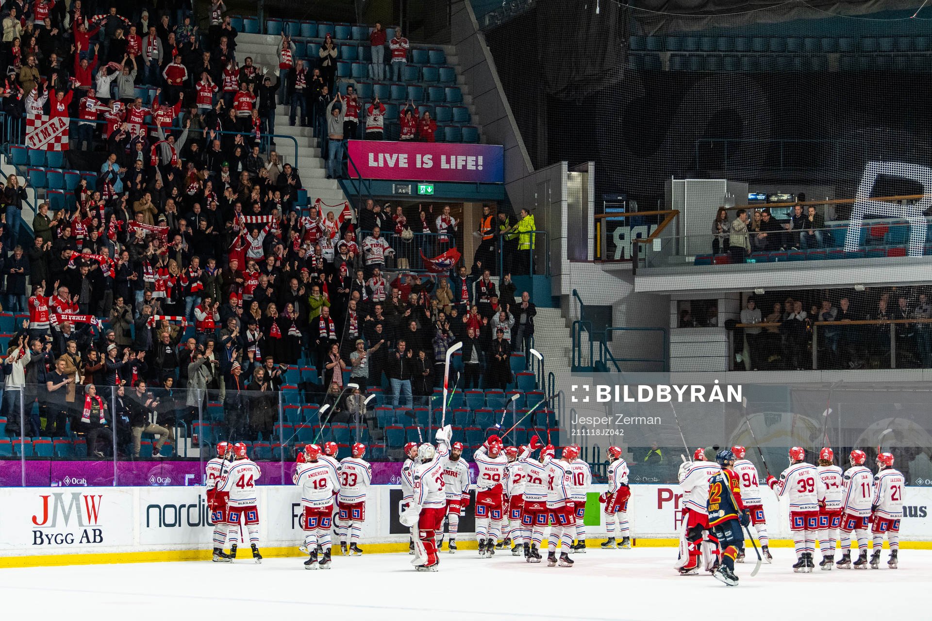 Timrås spelare jublar framför supportrarna