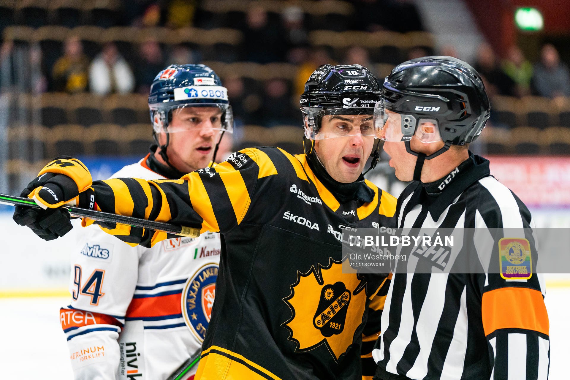 Skellefteås Joakim Lindström reagerar mot domare Tobias