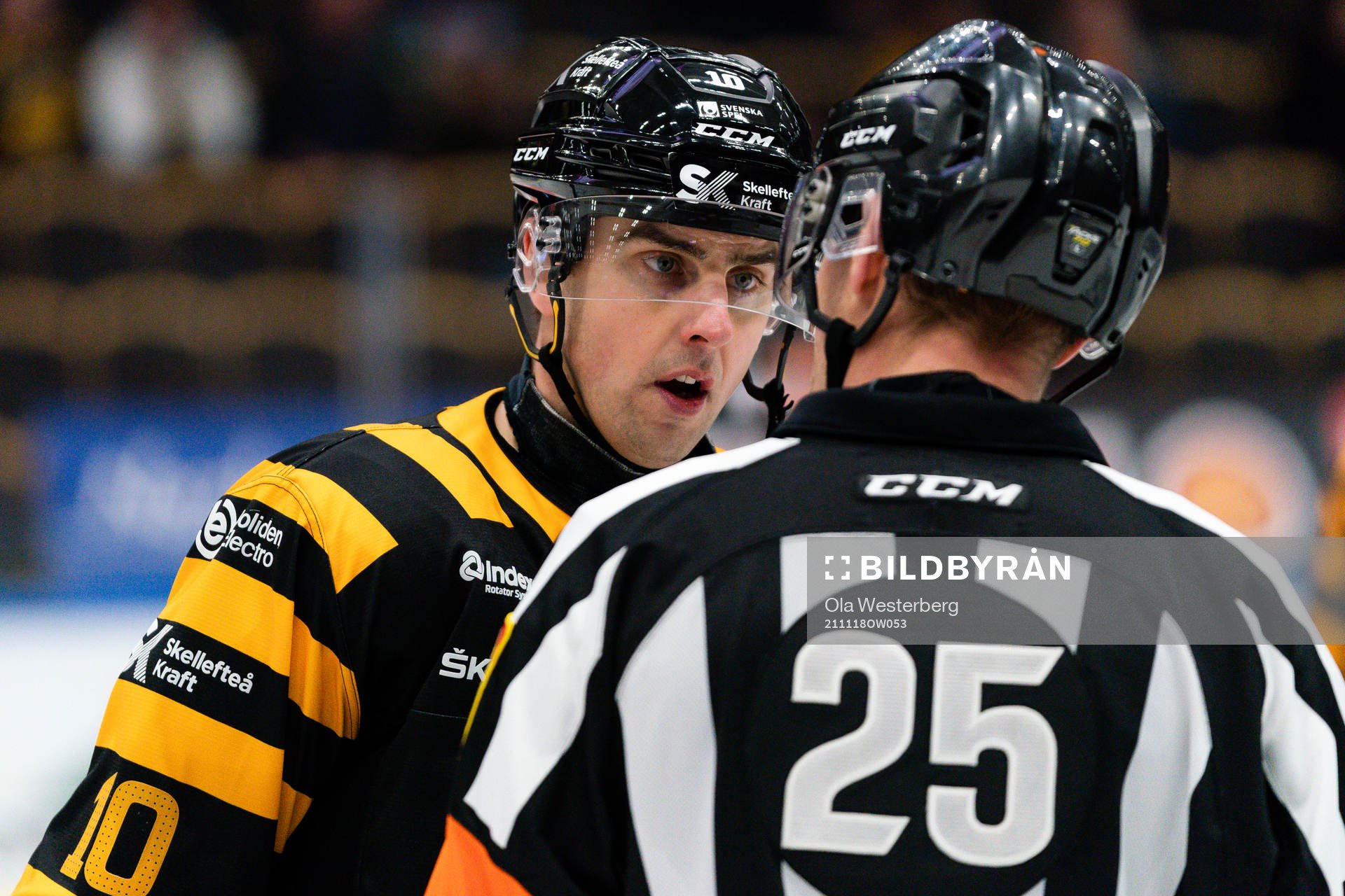 Skellefteås Joakim Lindström och domare Tobias Björk