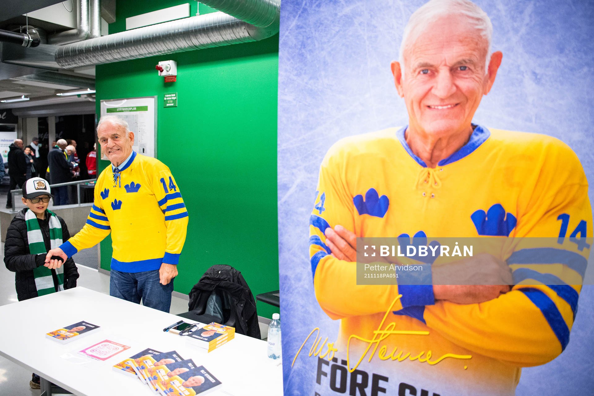 Ulf Sterner, förste svensk att spela i NHL signerar sin