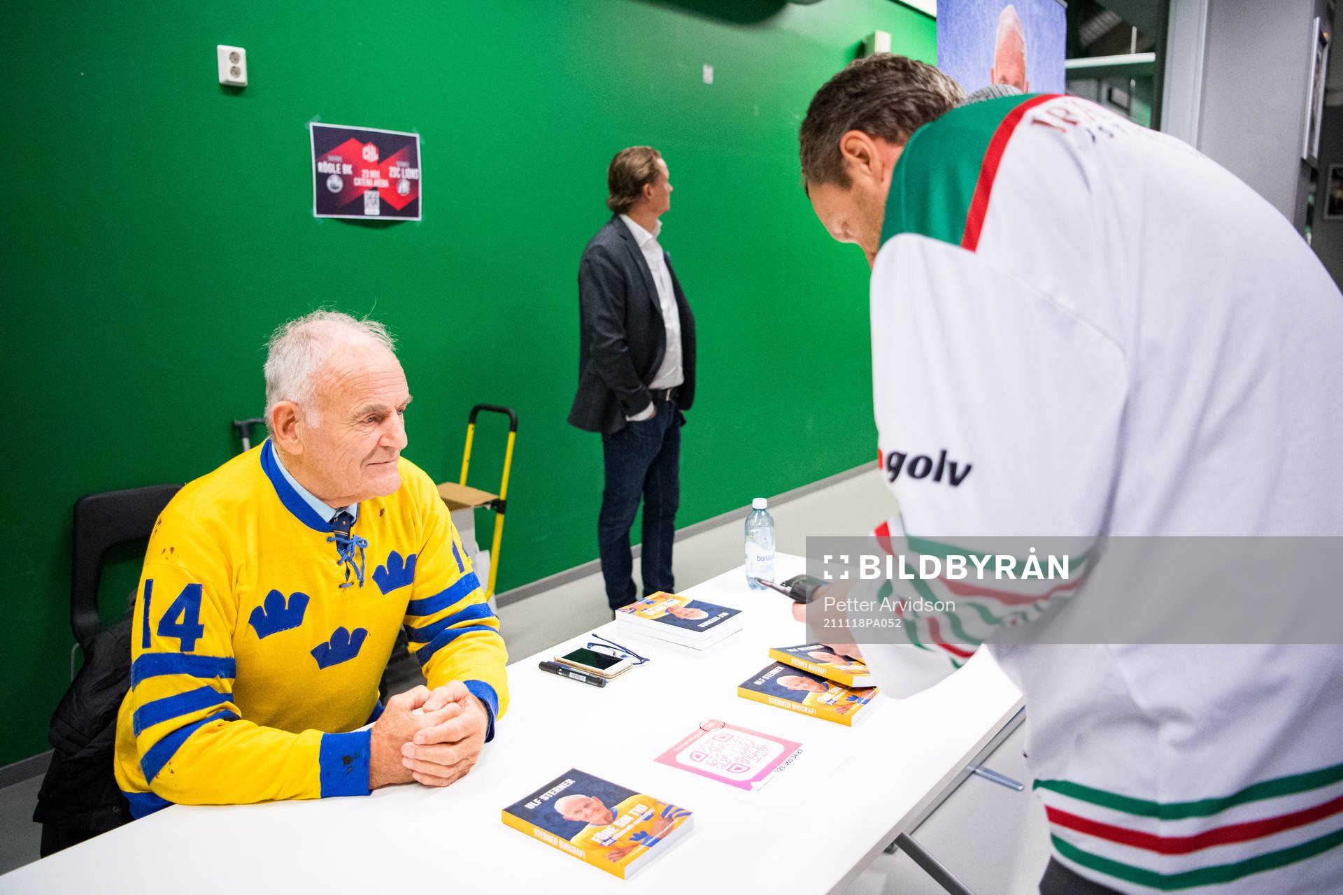 Ulf Sterner, förste svensk att spela i NHL signerar sin