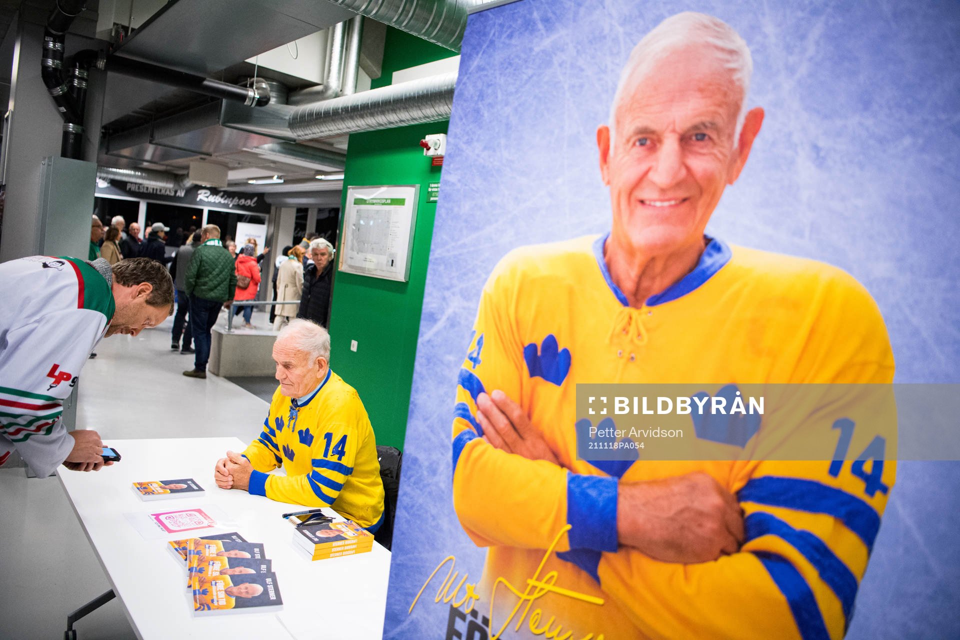 Ulf Sterner, förste svensk att spela i NHL signerar sin