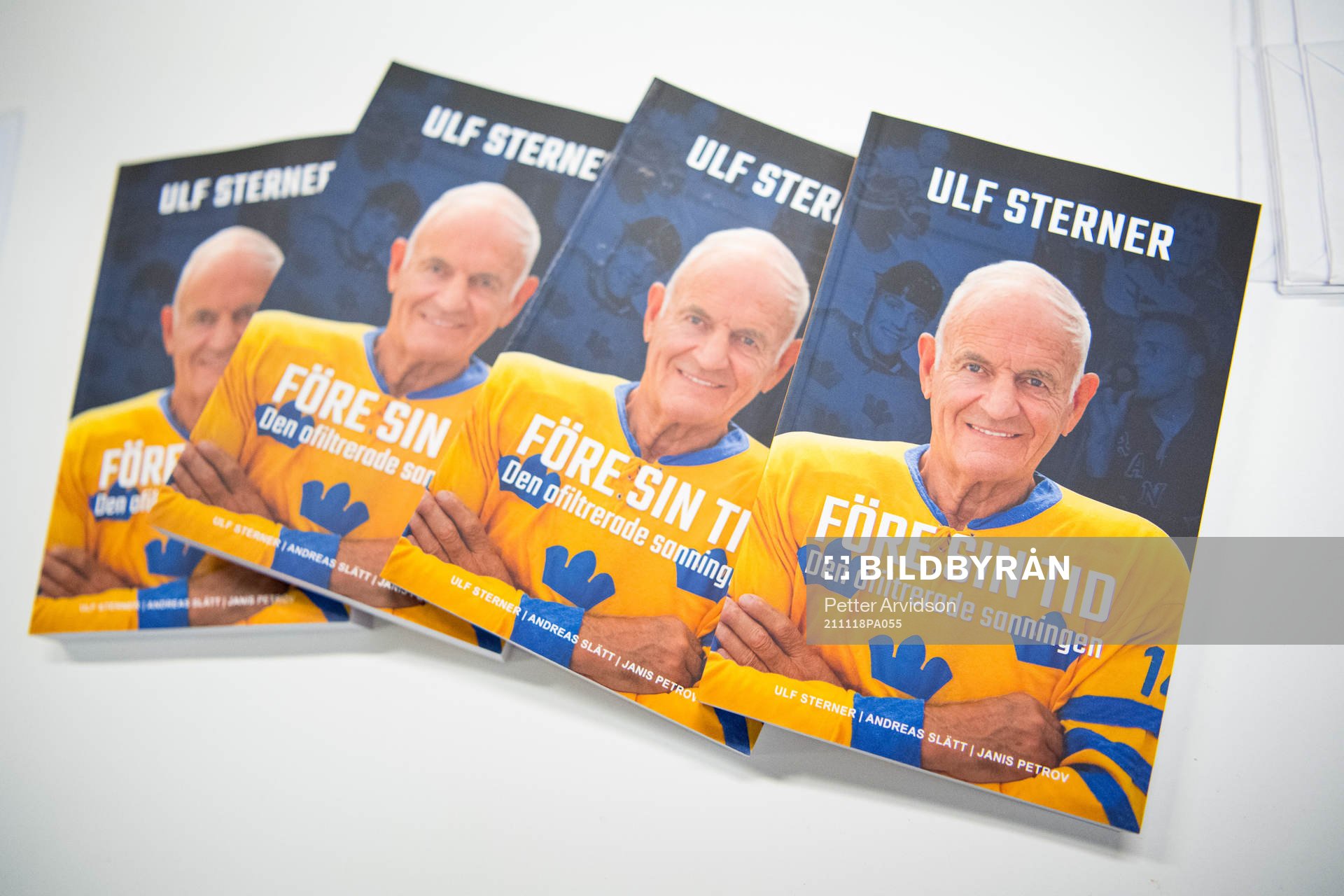 Ulf Sterner, förste svensk att spela i NHL signerar sin