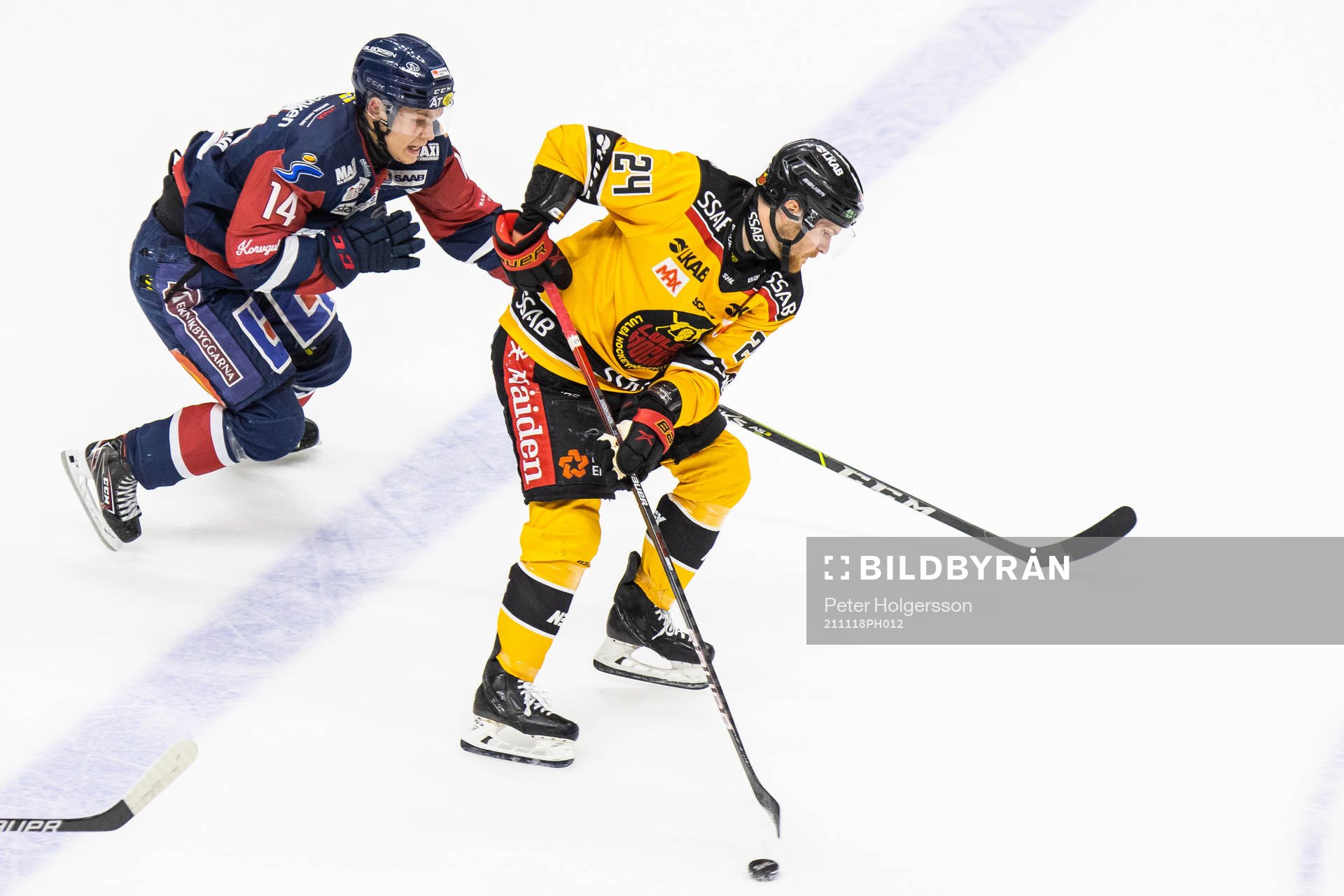 Linköpings Arvid Costmar och Luleås Brendan Shinnimin