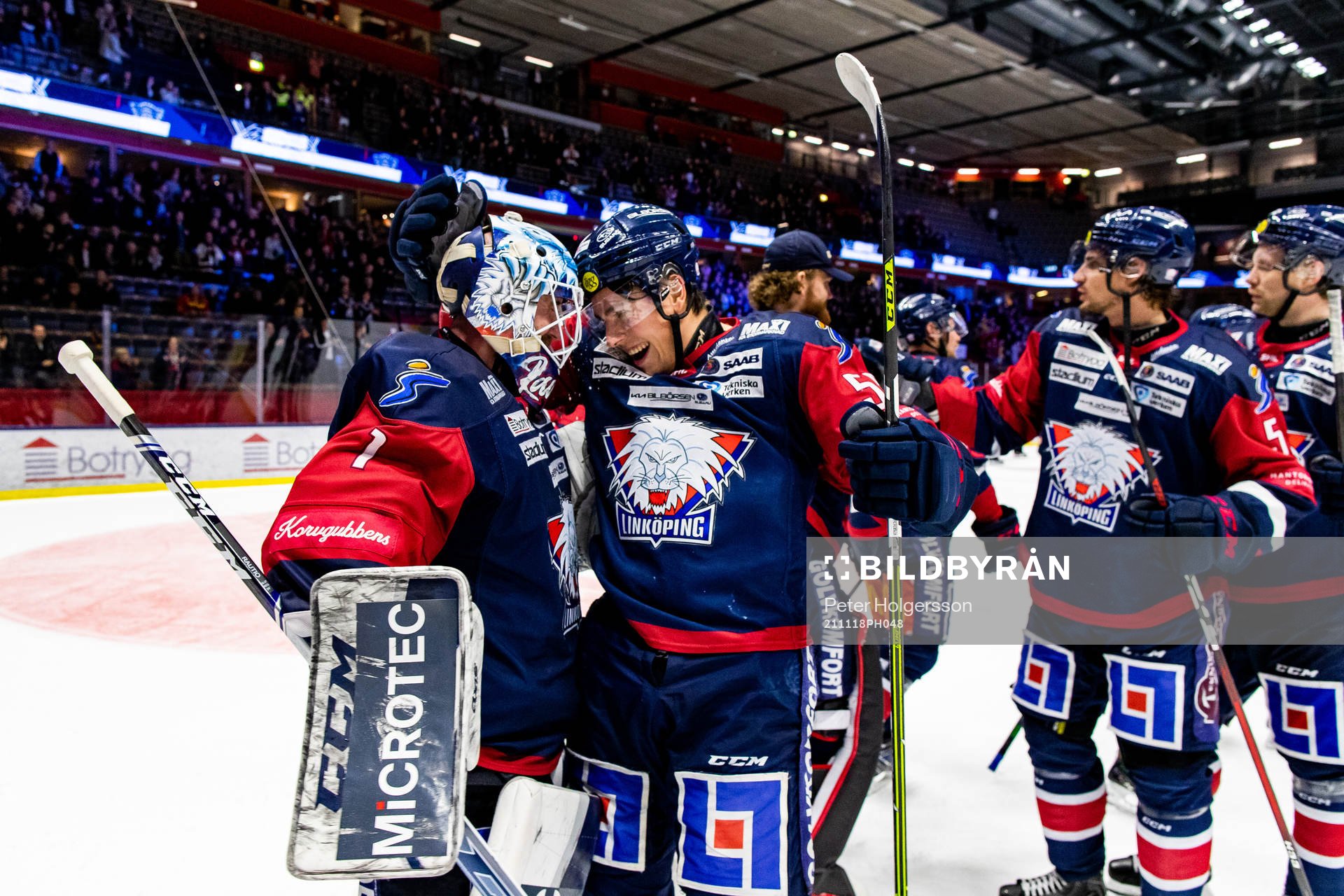 Linköpings målvakt David Rautio och Max Lindroth jublar