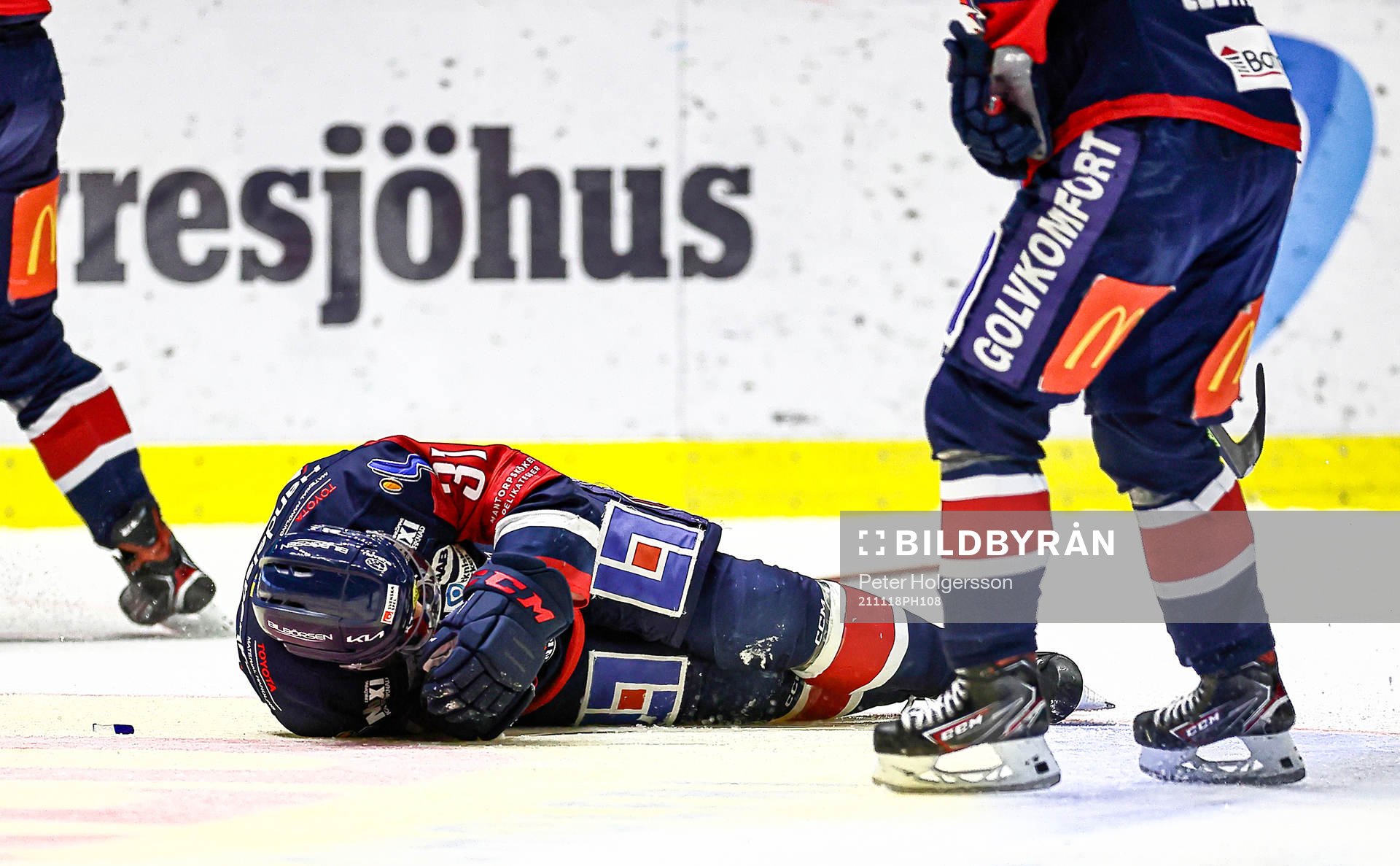 Linköpings Jesper Pettersson har fått en puck i ansiktet