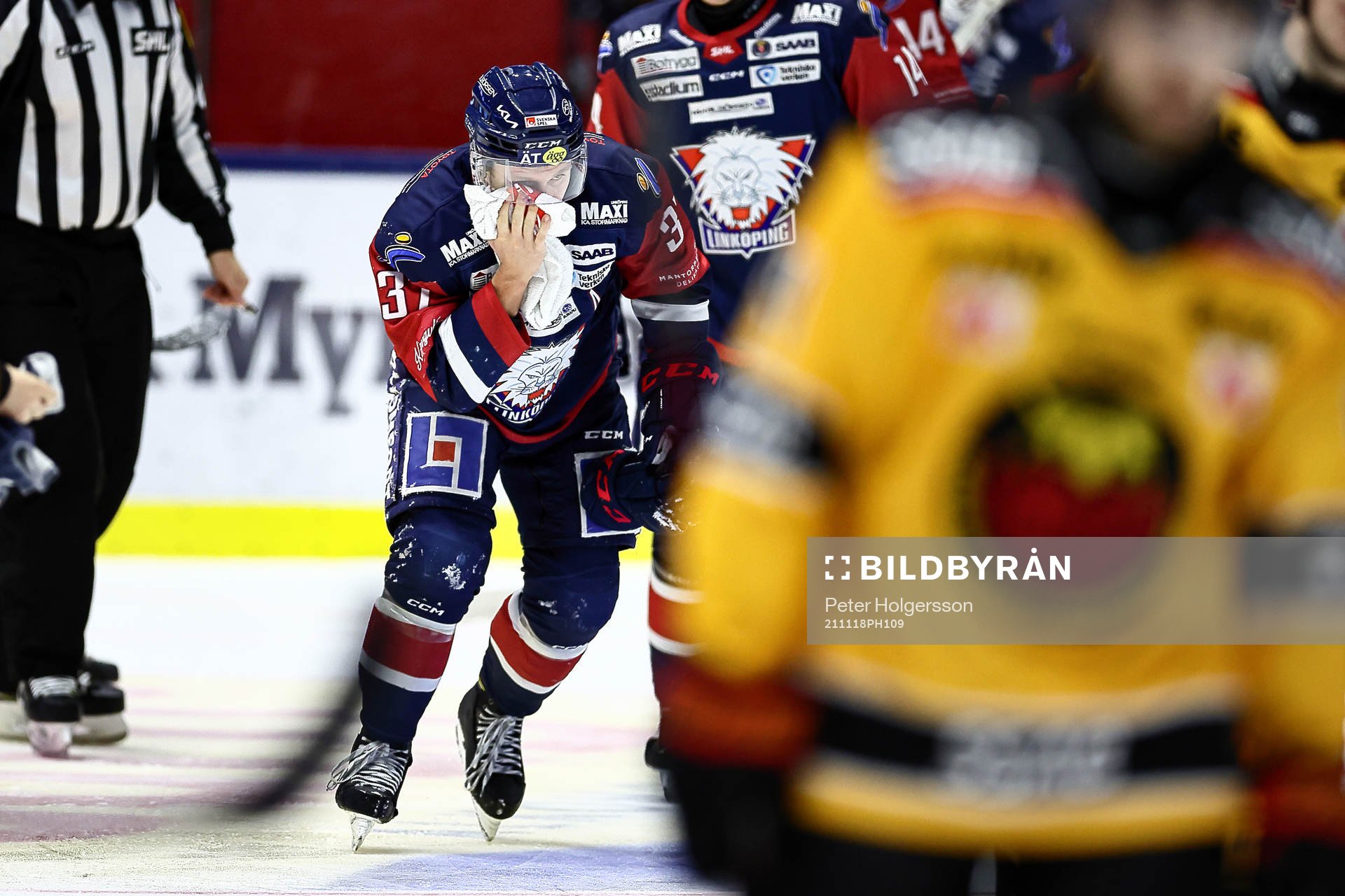 Linköpings Jesper Pettersson har fått en puck i ansiktet
