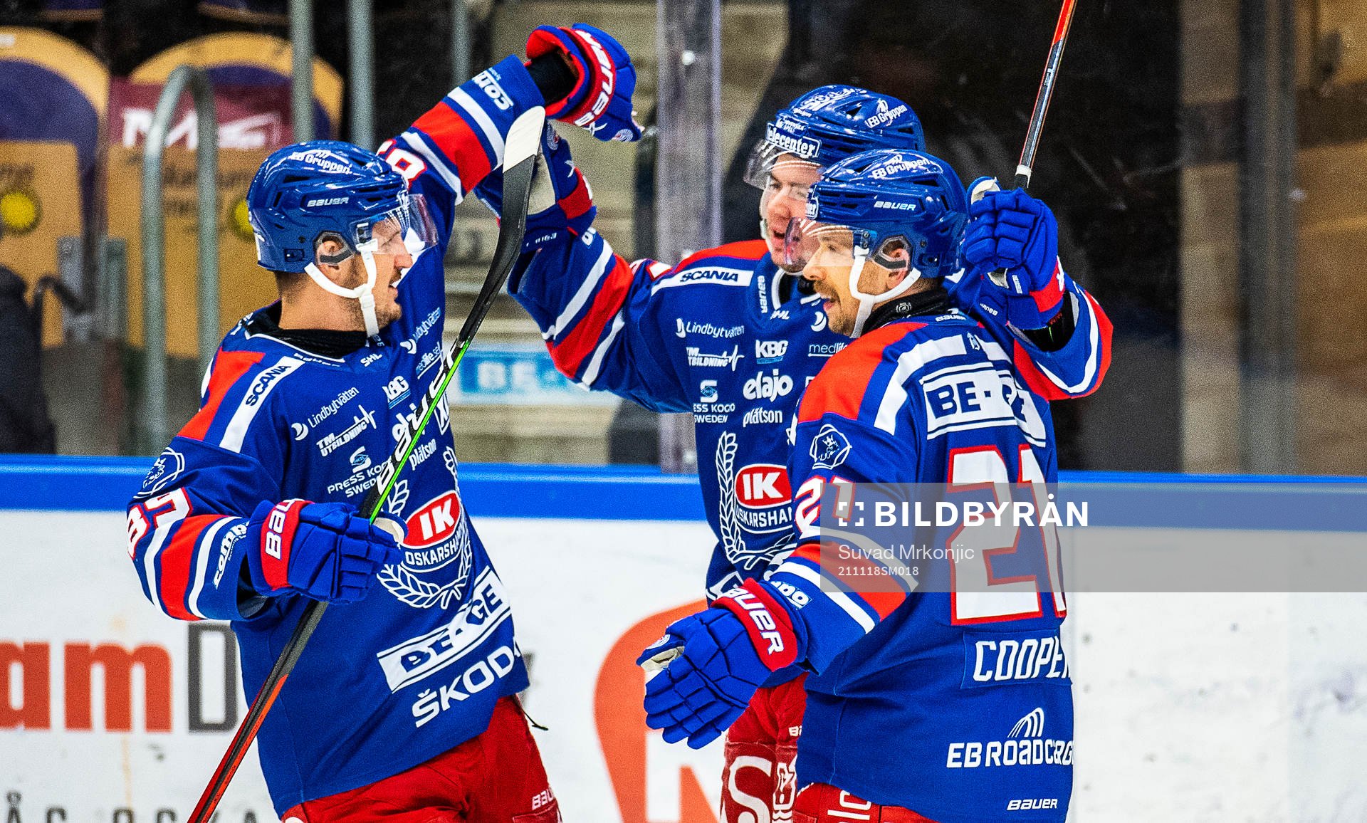 Oskarshamns Lukas Pilö jublar med Patrik Karlkvist och