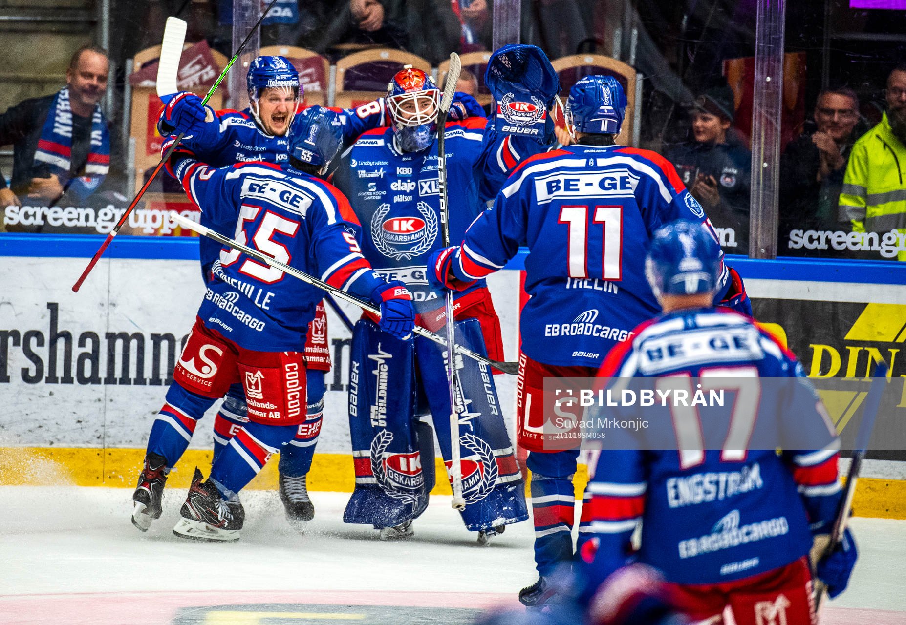 Oskarshamns Patrik Karlqvist jublar med målvakt Tim Juel