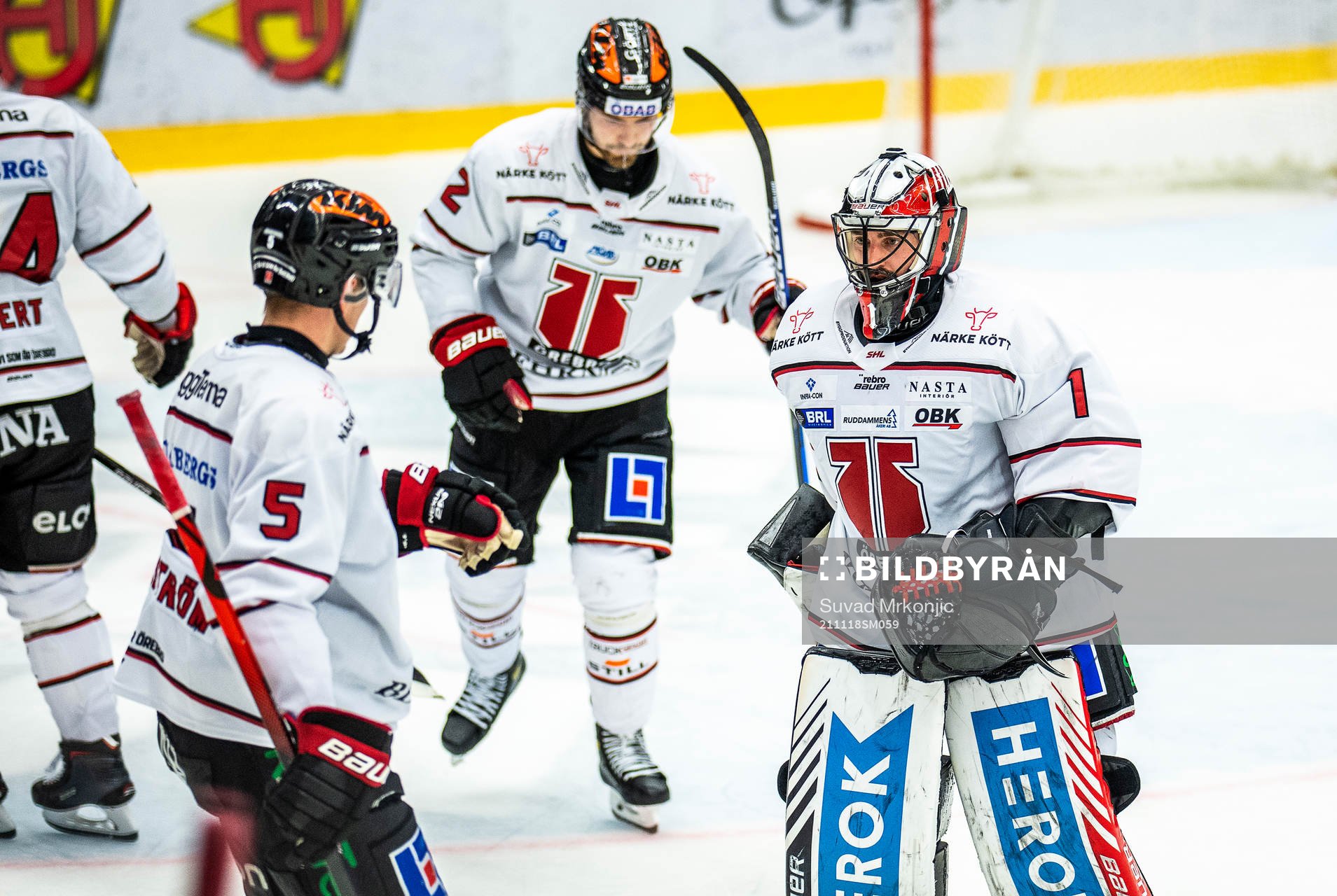 Örebros Gustav Backström och målvakt Jhonas Enroth deppar