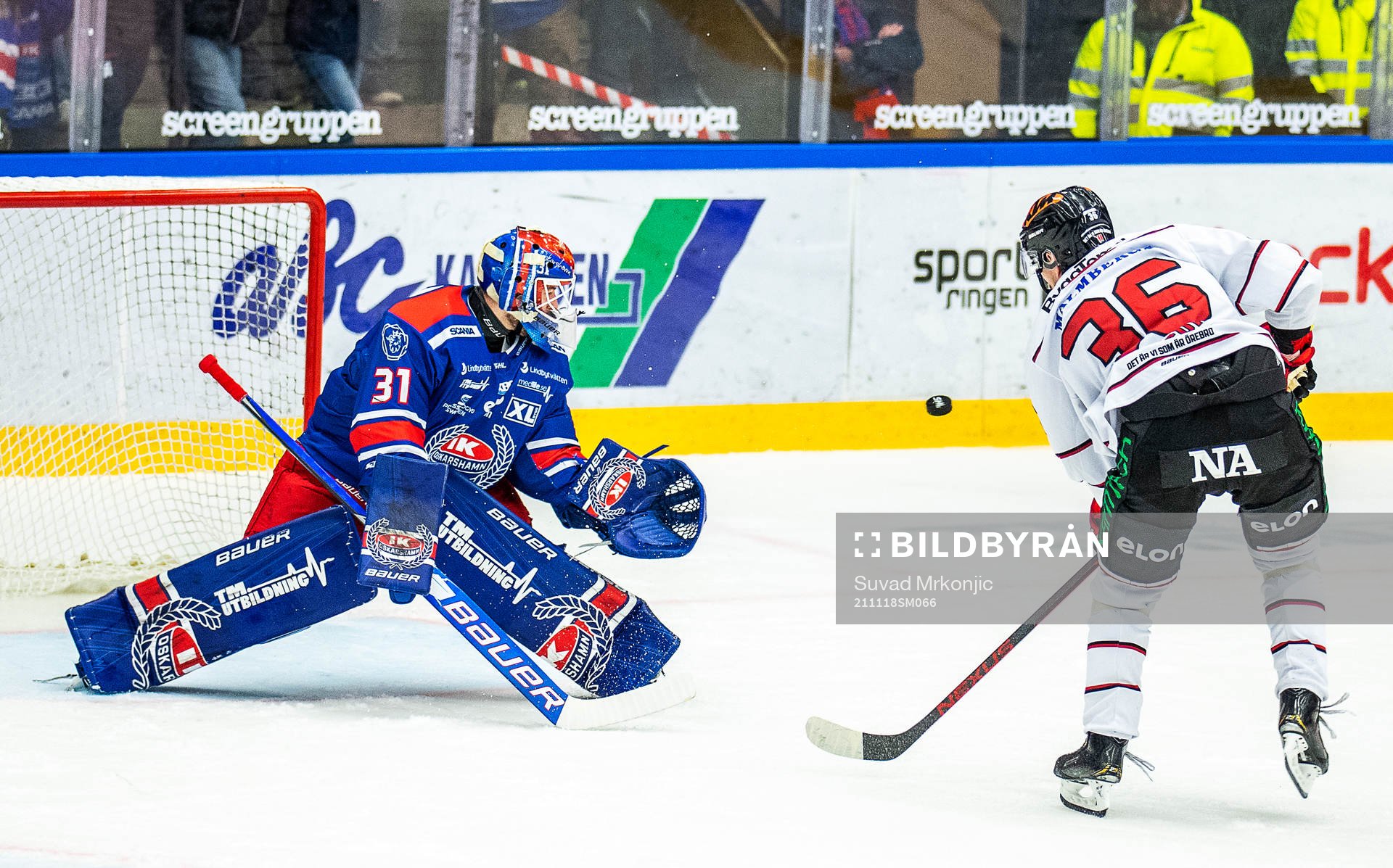 Oskarshamns målvakt Tim Juel räddar en straff från