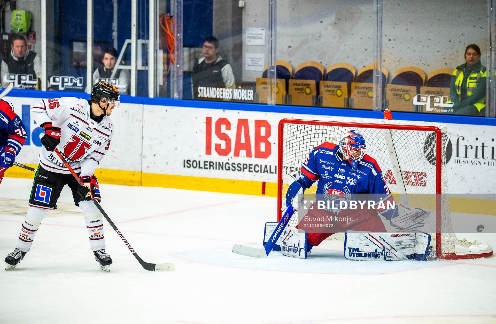 Örebros Emil Larsson och Oskarshamns målvakt Joe Cannata