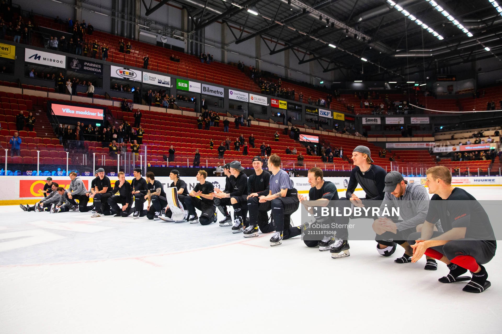 Brynäs spelare sätter sig ner framför supportrarna