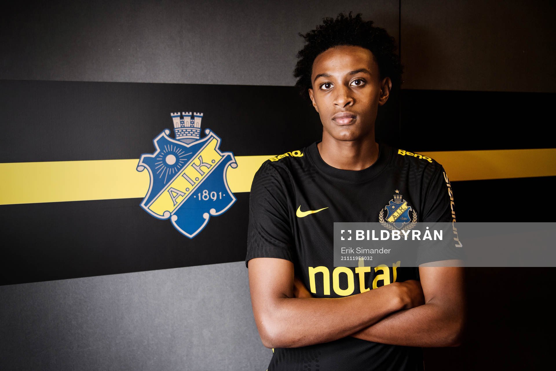 Amar Abdirahman Ahmed Fatah under en porträttfotografering med AIK den 19 november 2021 i Stockholm. 